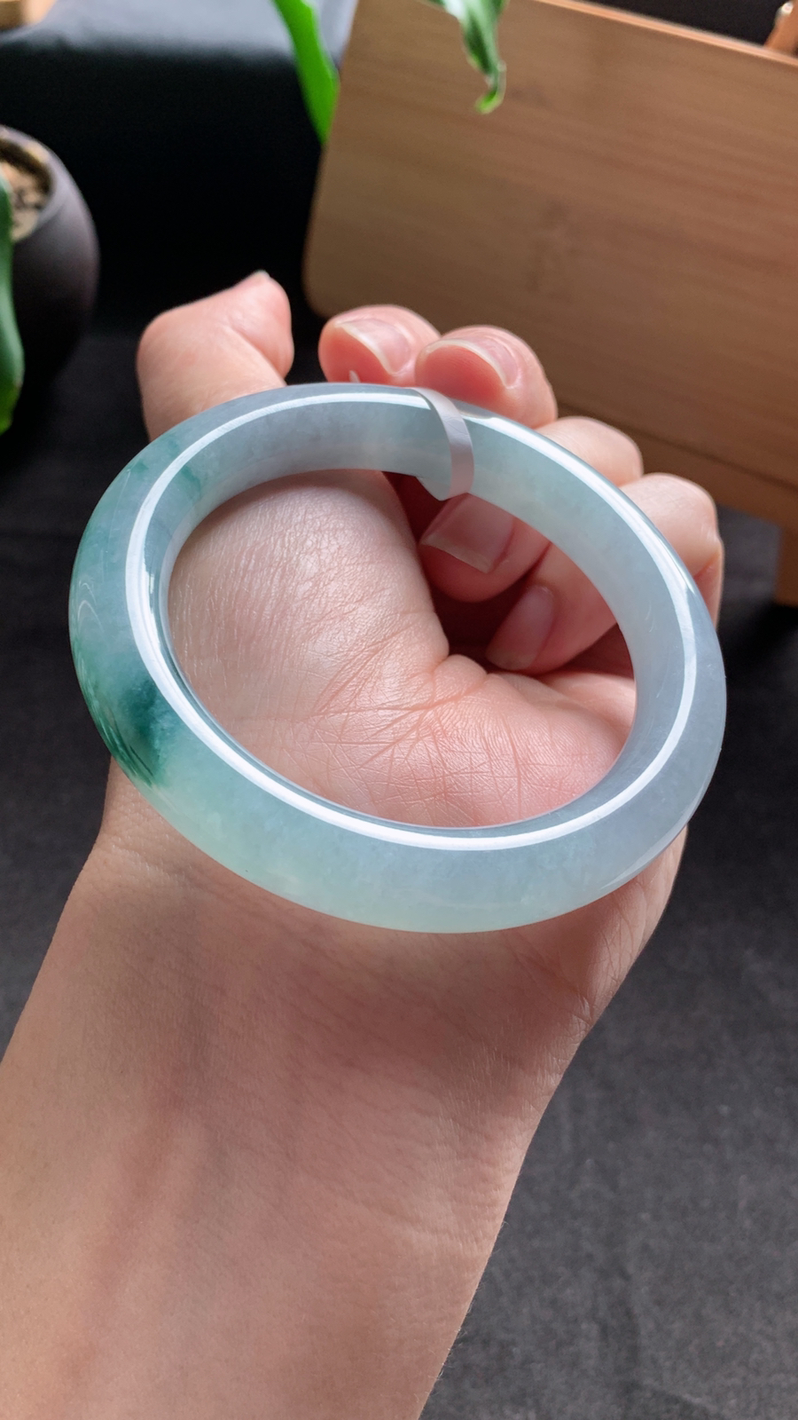 54圈口 天然A货翡翠飘花圆条手镯 种水好