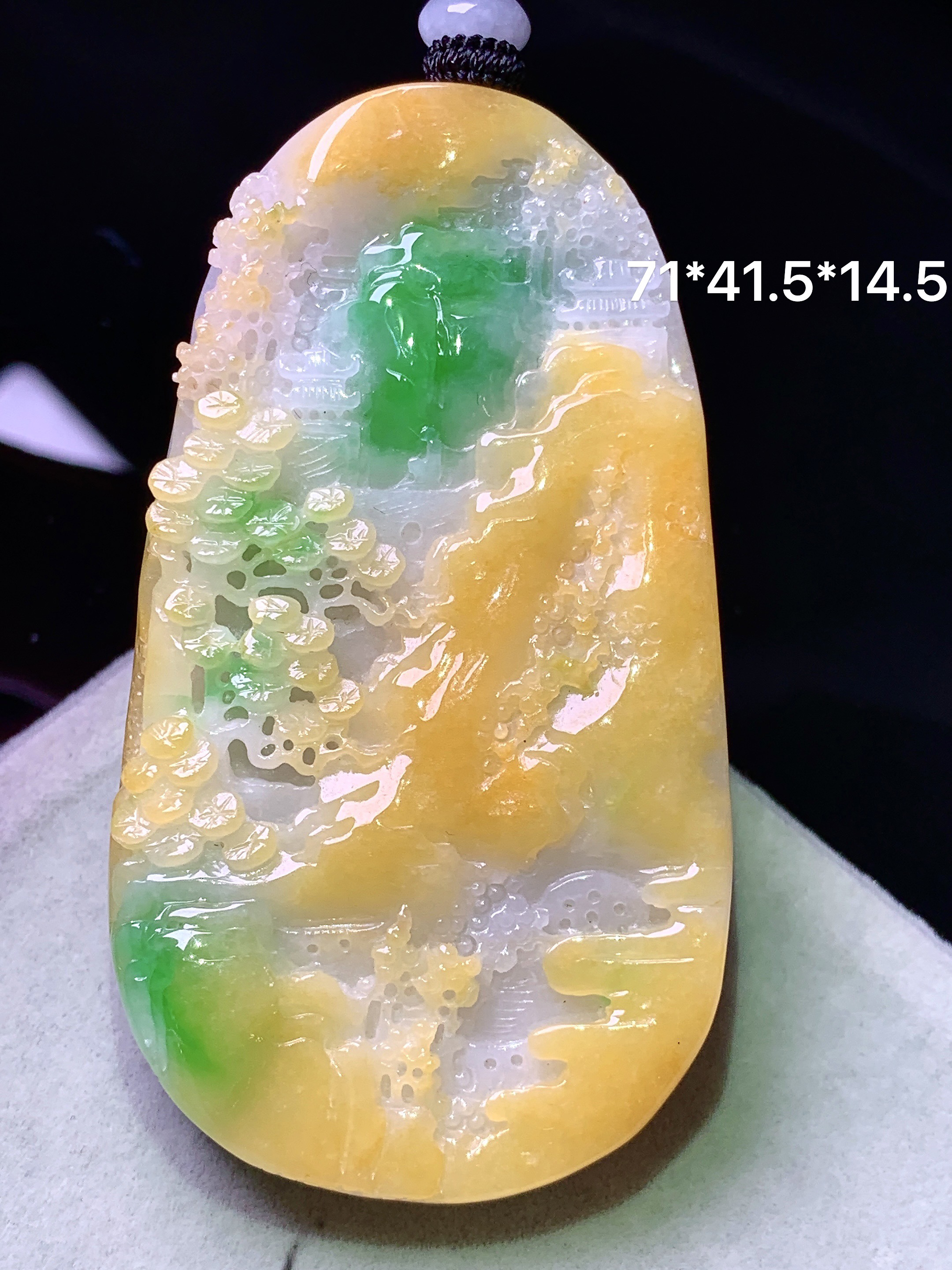飘绿黄山水牌子吊坠 玉质细腻 色泽艳丽清新 水润亮眼 整体尺寸71*41.5*14.5w1