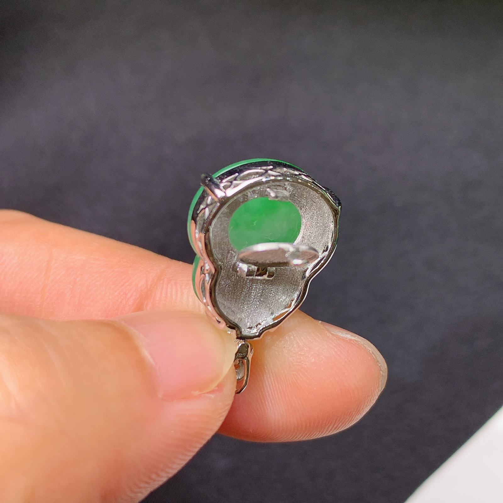 冰飘绿葫芦吊坠，18k金镶嵌，冰润细腻，色甜，种水足，Yt 尺寸21.2*12.7*6.6