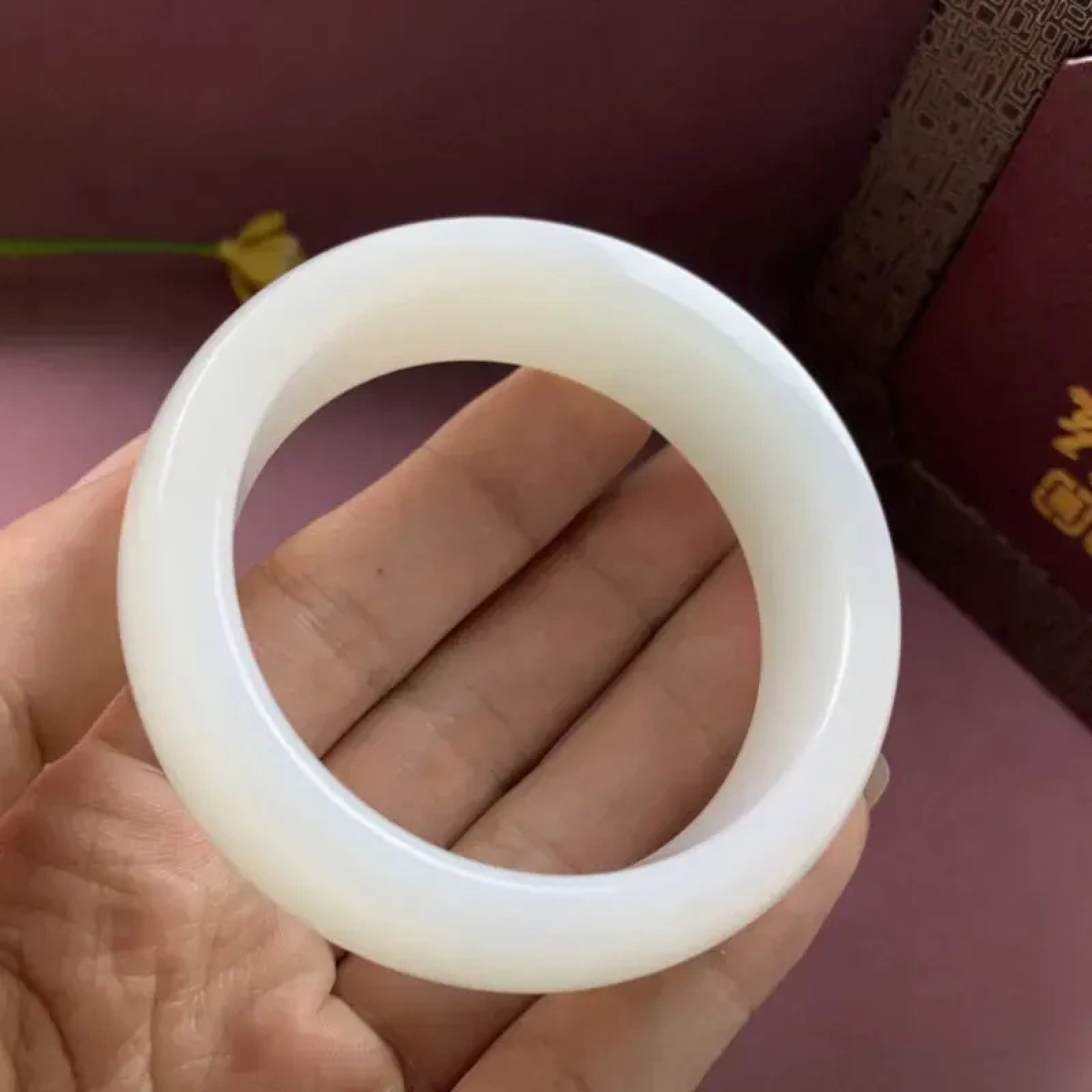 60.5圈口和田玉羊脂白宽版手镯，镯型古朴典雅。在诗情画意的雨巷相遇，你是我腕间的一抹风情，有你眸有深情.清风荡漾湖间静水，我愿俯身低眉，在烟波涟漪处寻