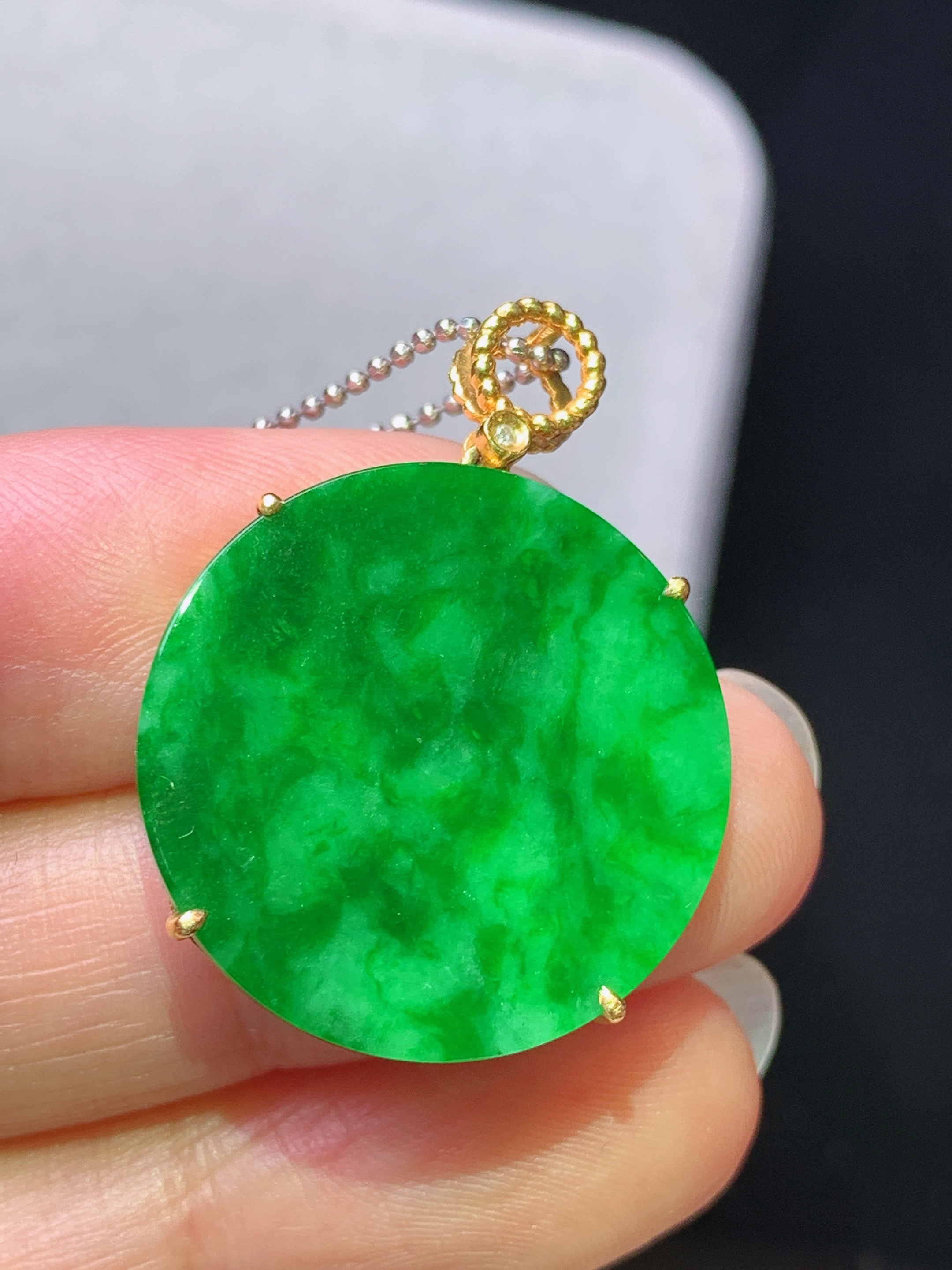 8k金镶嵌飘辣绿圆牌吊坠 玉质细腻 色泽艳丽清新 水润亮眼 整体尺寸30.2*22.2*3.5m1