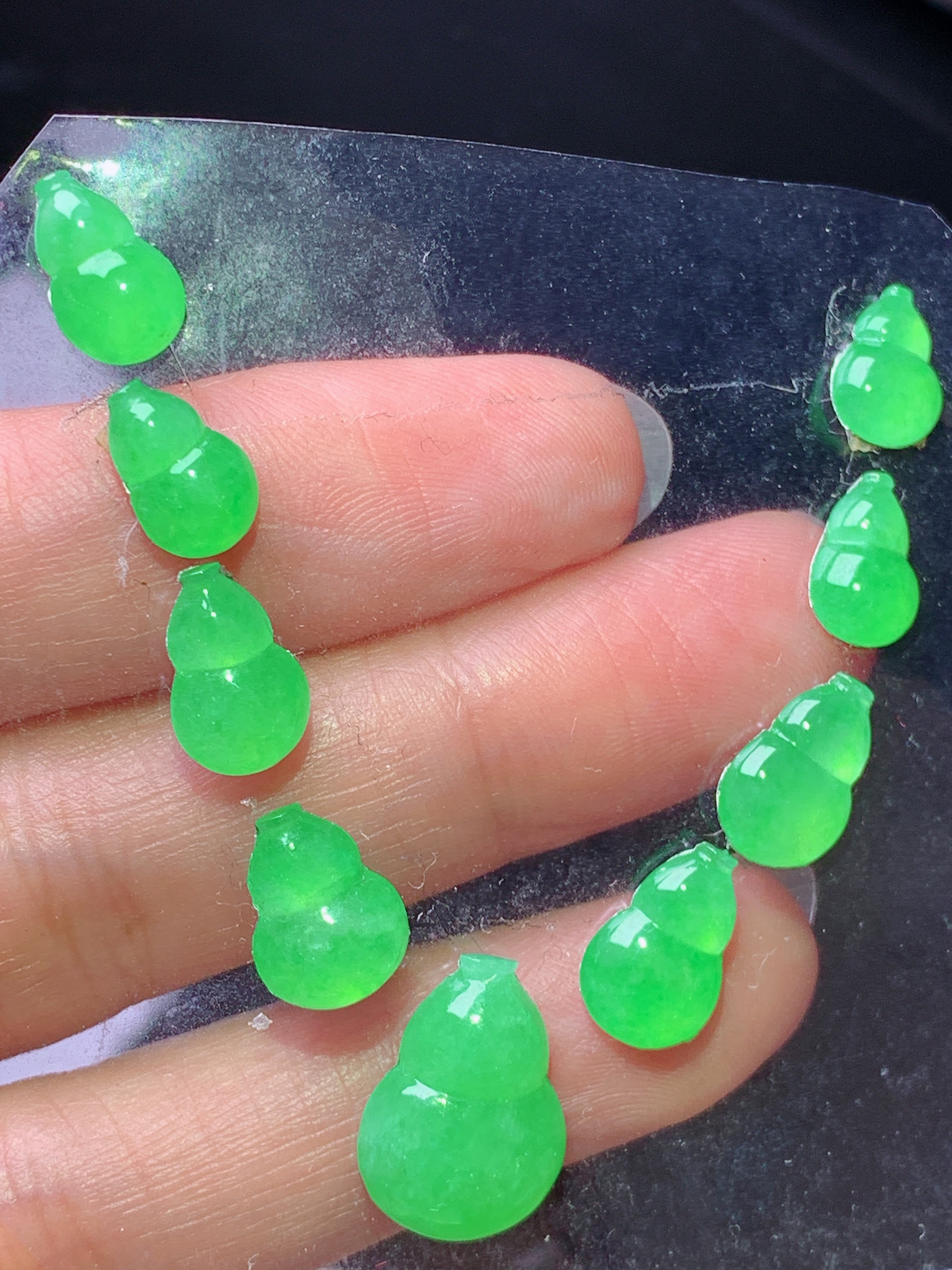 镶嵌款 冰阳绿葫芦一手 玉质细腻 色泽艳丽清新 水润亮眼 整体尺寸13.5*10.8*4.5j2