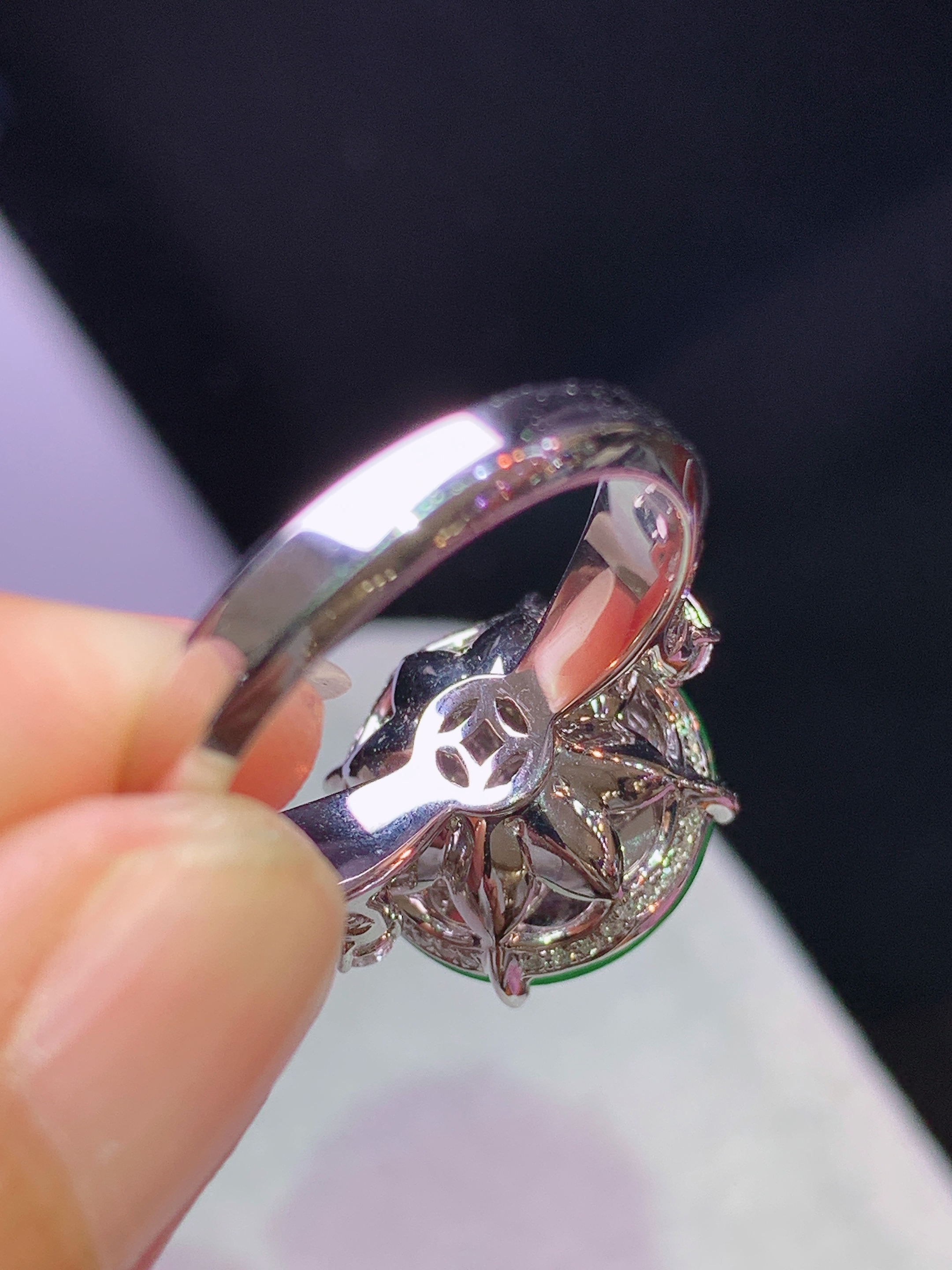 8k金钻镶嵌阳绿蛋面戒指 玉质细腻 色泽艳丽清新 水润亮眼 圈口14 裸石尺寸13.2*6s1