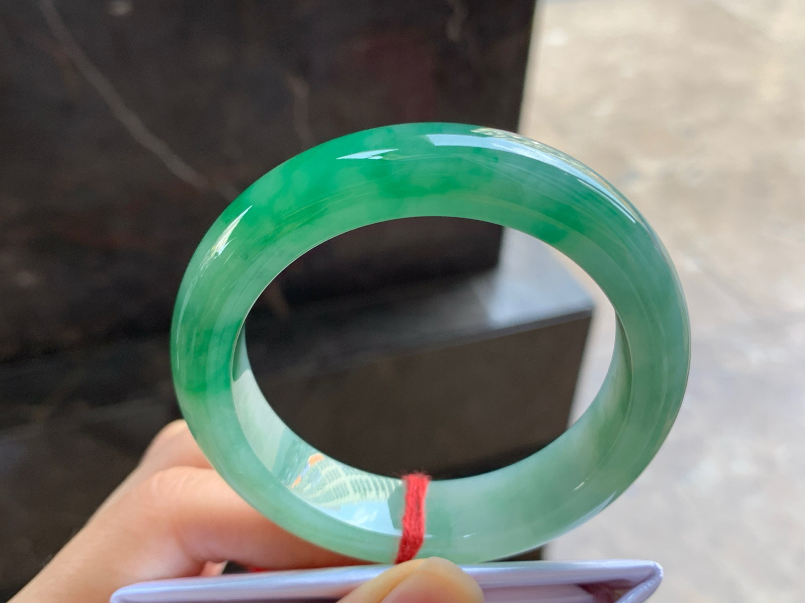 52.5-13.2-9.1

辣绿色手镯^_^颜色鲜艳 玉质温润