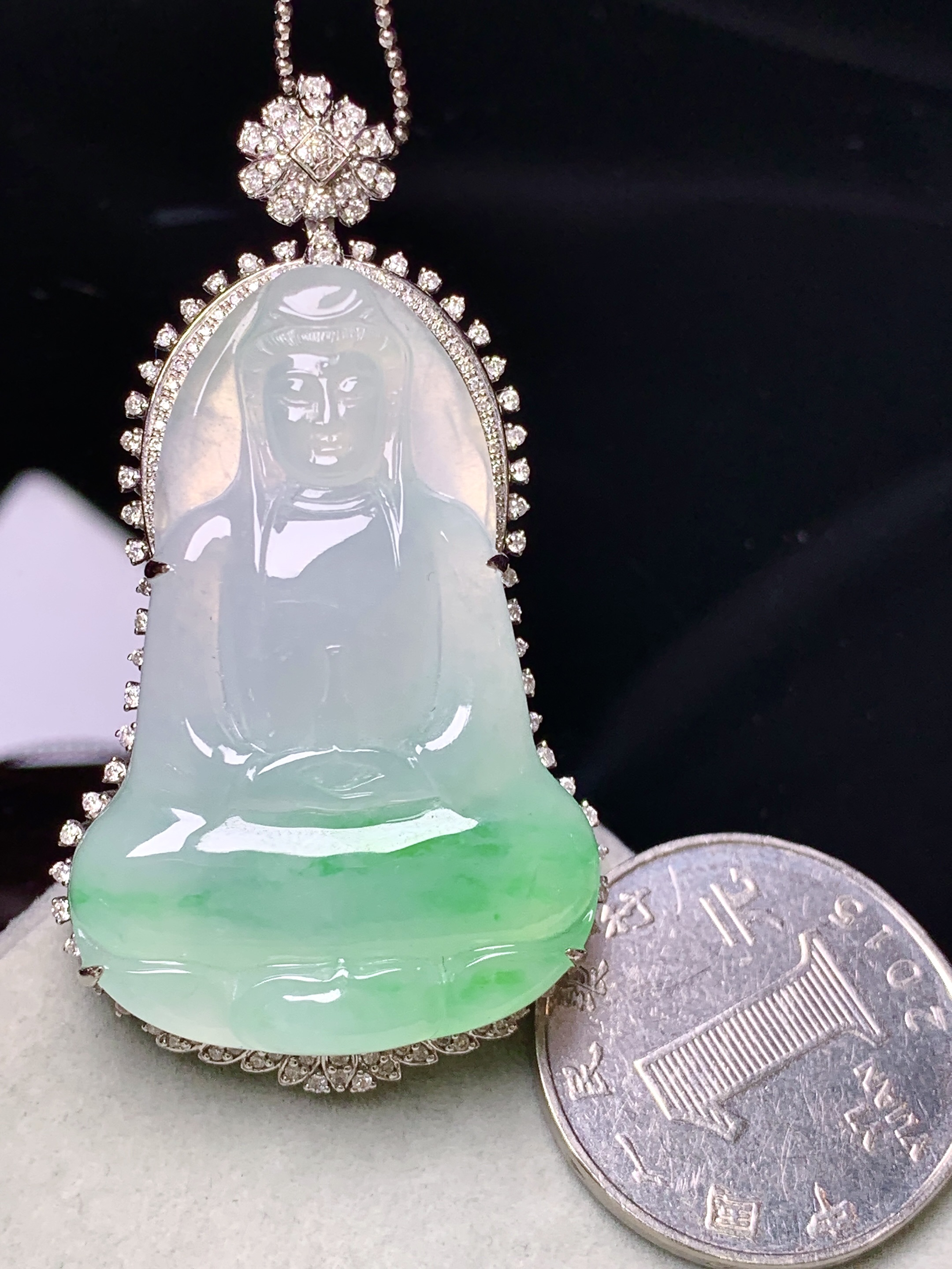 18k金钻镶嵌飘绿观音菩萨吊坠 玉质细腻 色泽艳丽清新 水润亮眼 整体尺寸55*30*10.5j2