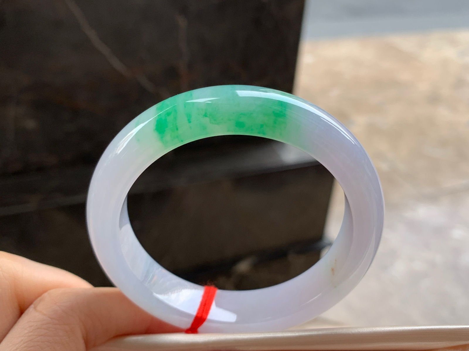 54.5-12.7-8.7

阳绿色手镯^_^玉质温润