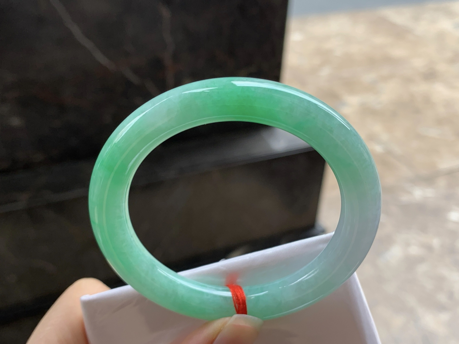 52.5-9.5

阳绿色圆条手镯^_^色阳