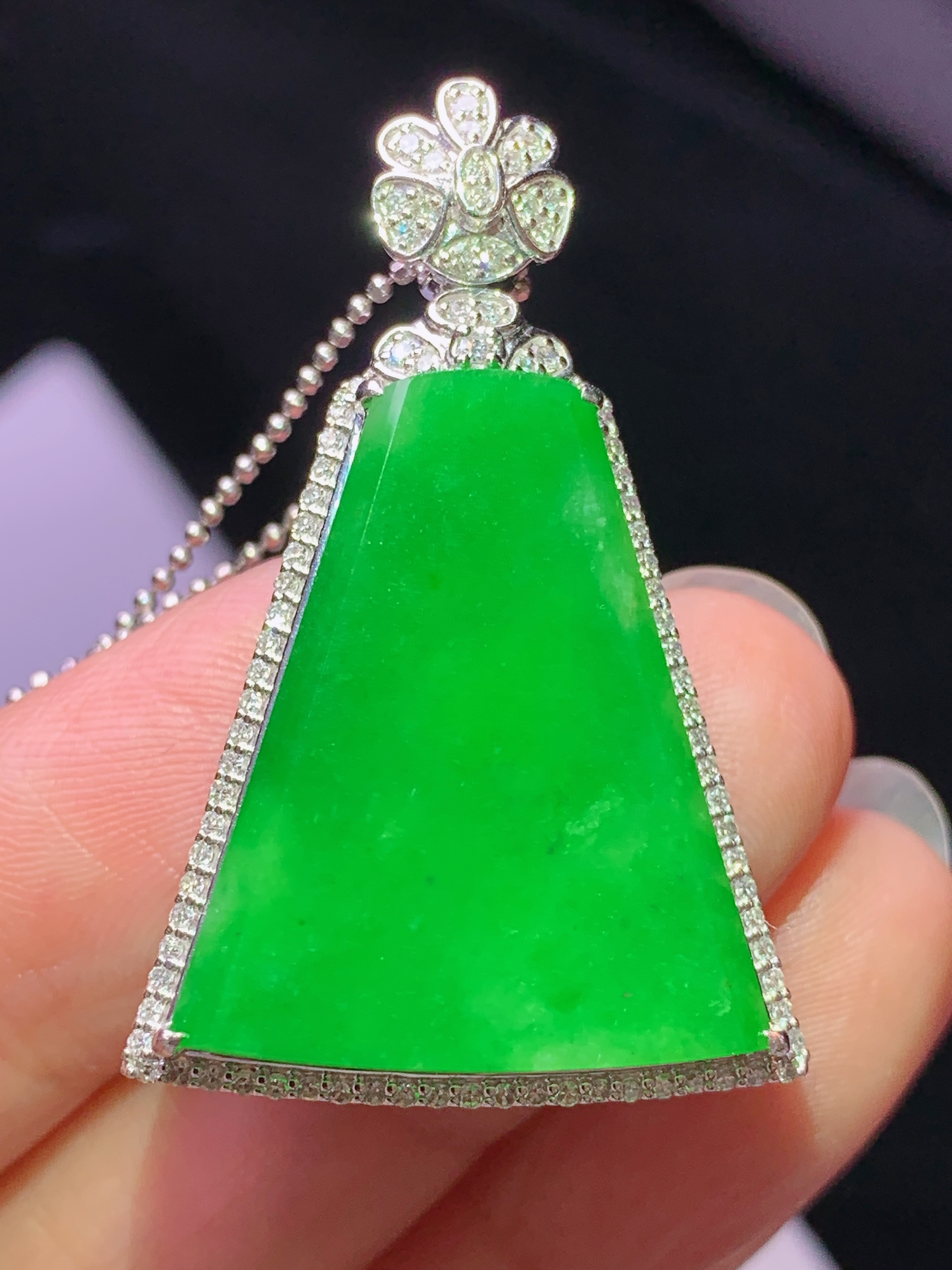 8k金钻镶嵌阳绿无事牌吊坠 玉质细腻 色泽艳丽清新 水润亮眼 整体尺寸38*24.5*9.6j2