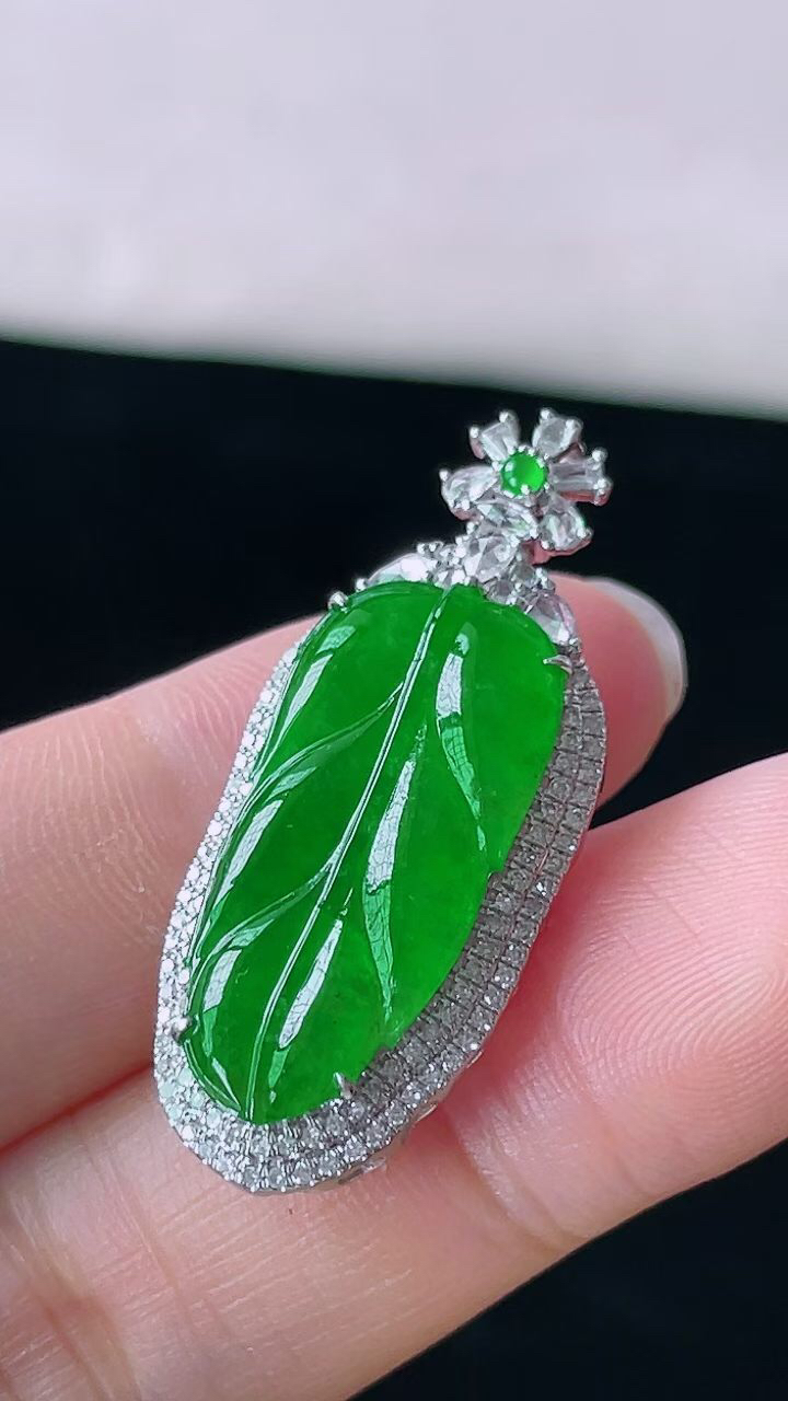 【翡翠名称】18K金镶钻冰辣阳绿叶子吊坠
【翡翠尺寸】含金34.7/14.5/6.5mm
【翡翠描述】宝贝种老水足，玉质细腻，色泽靓丽，性价比高，佩戴效果好！
【其它赠送】权威证书/精美挂绳盒子/支持全国复检