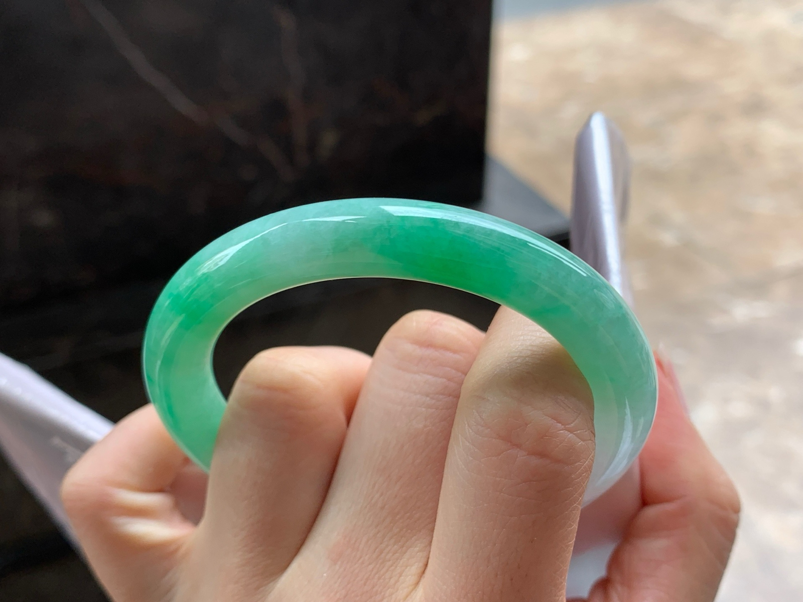 52.5-9.5

阳绿色圆条手镯^_^色阳