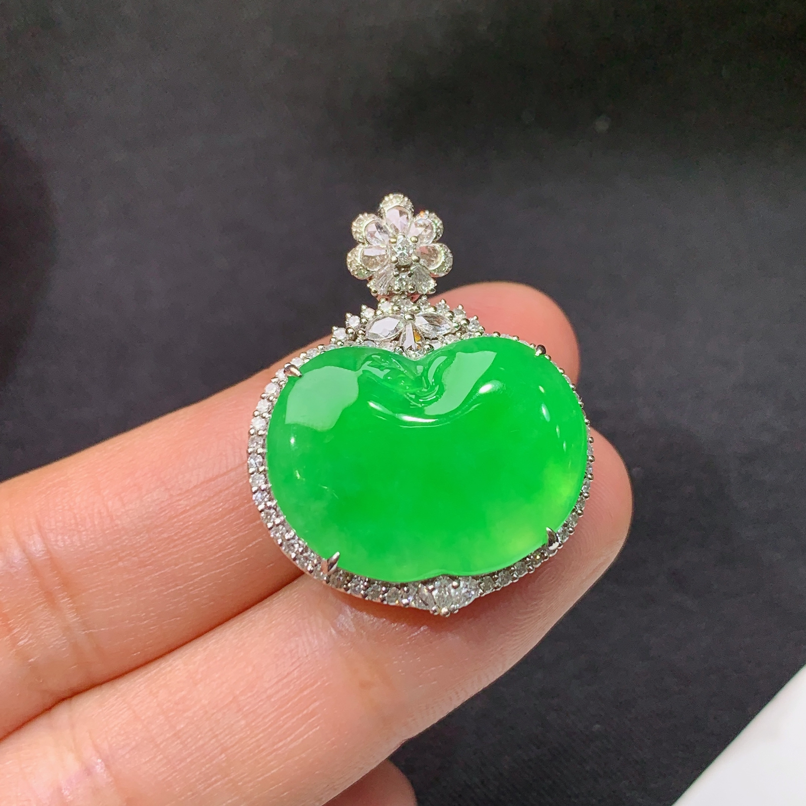 冰阳绿爱心吊坠，18k金镶嵌，冰润色阳，种水足，Ys2 尺寸28.2*22.7*8.3