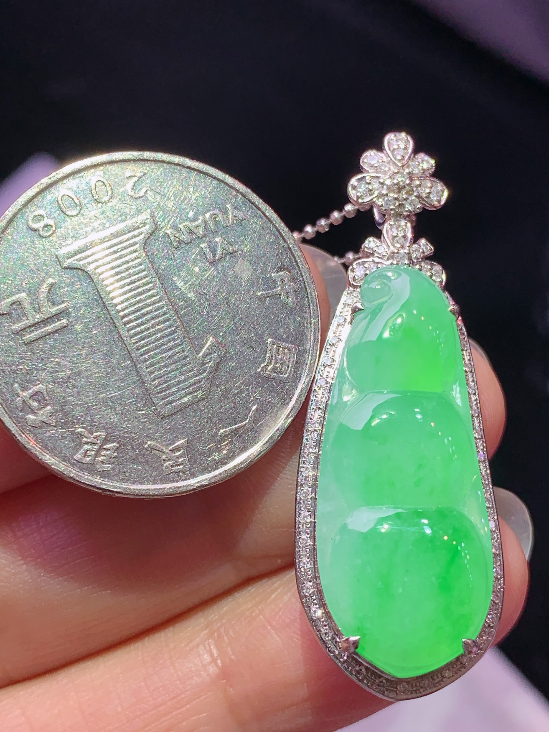 8k金钻镶嵌冰阳绿四季豆吊坠 玉质细腻 色泽艳丽清新 水润亮眼 整体尺寸41.2*14.2*9.5j2