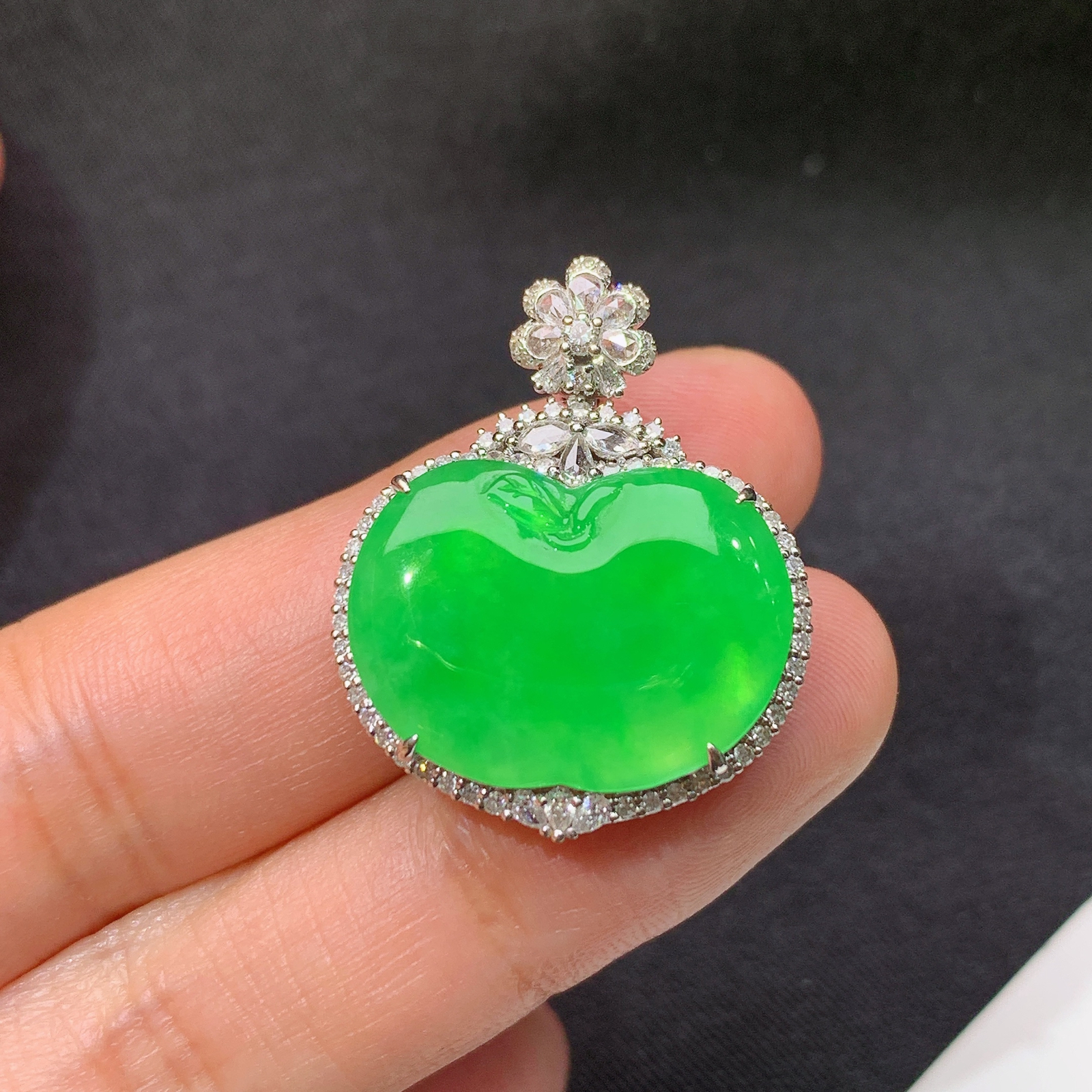 冰阳绿爱心吊坠，18k金镶嵌，冰润色阳，种水足，Ys2 尺寸28.2*22.7*8.3