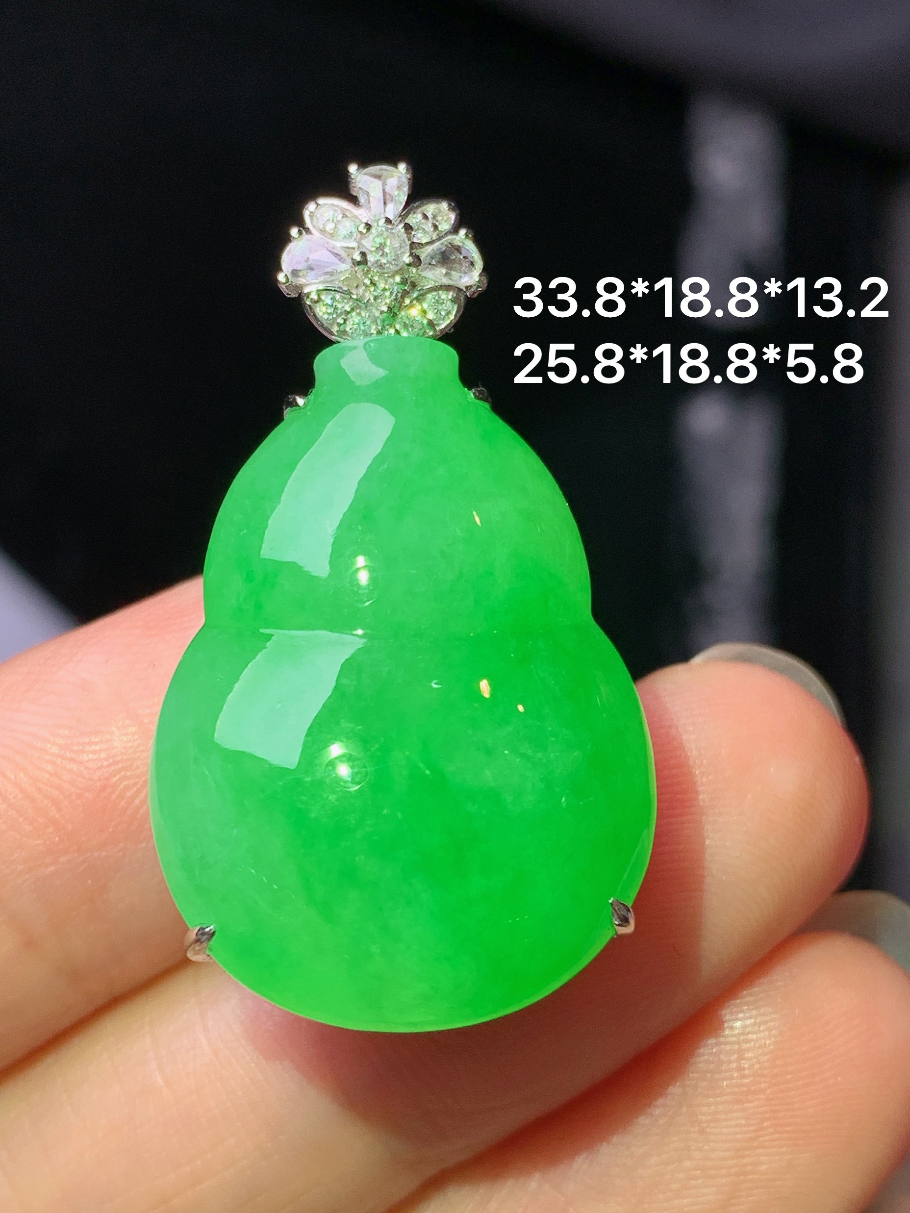 18k金钻镶嵌阳绿葫芦吊坠 玉质细腻 色泽艳丽清新 水润亮眼 整体尺寸33.8*18.8*13.2L2