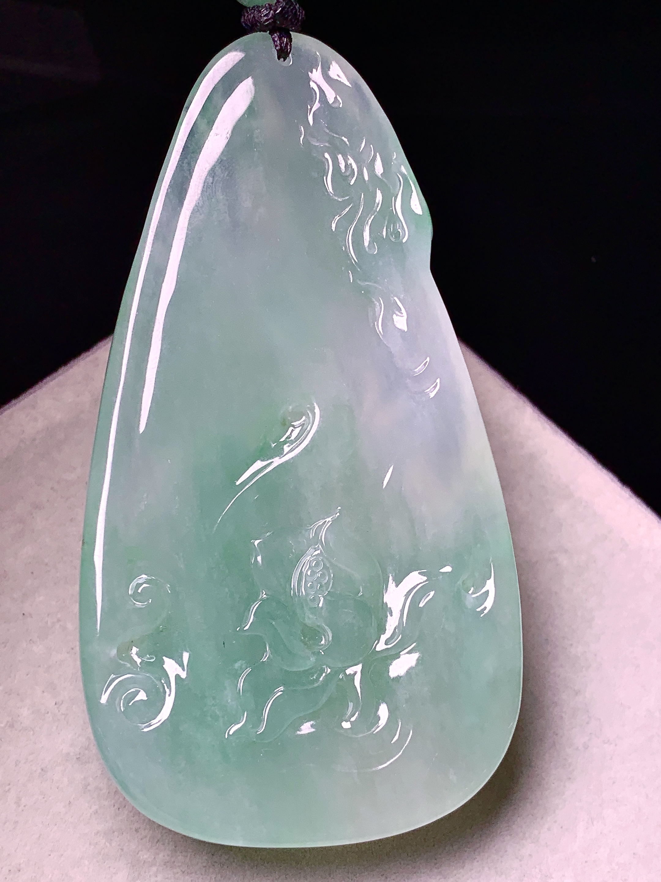 飘绿观音菩萨吊坠 玉质细腻 色泽艳丽清新 水润亮眼 整体尺寸79*42.2*13L1