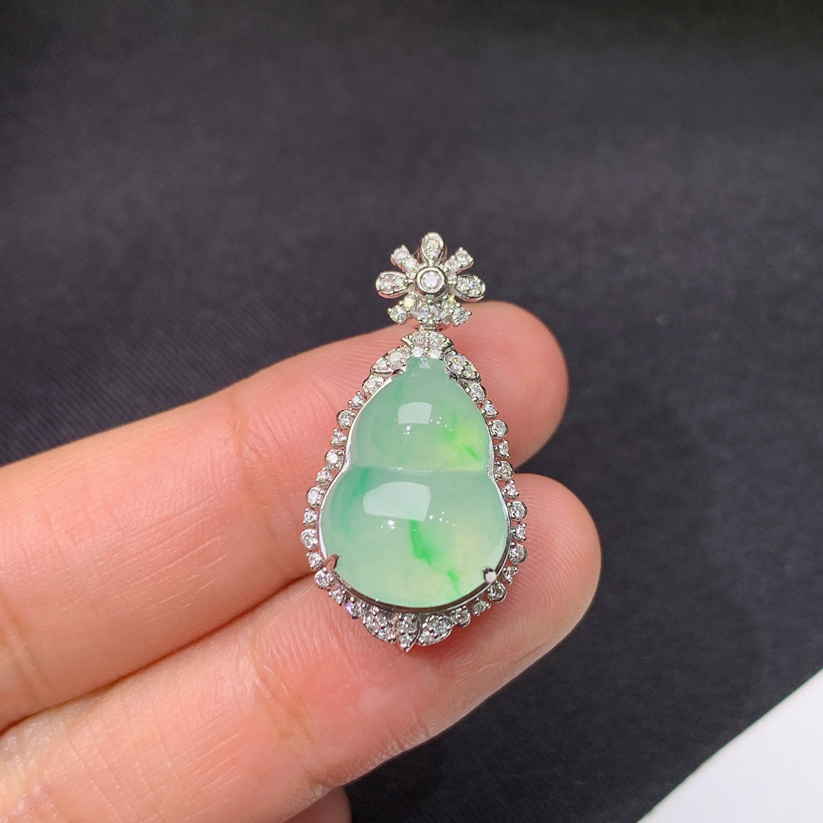 冰飘绿葫芦吊坠，18k金镶嵌，冰润细腻，种水足，Yt 尺寸26.8*14*10.6