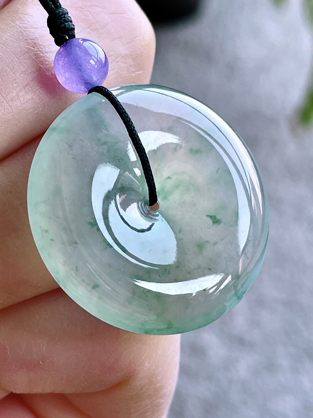 【裸石】高冰飘花平安扣吊坠
【说明】缅料 性价比高  
【尺寸】29.3-6.4..