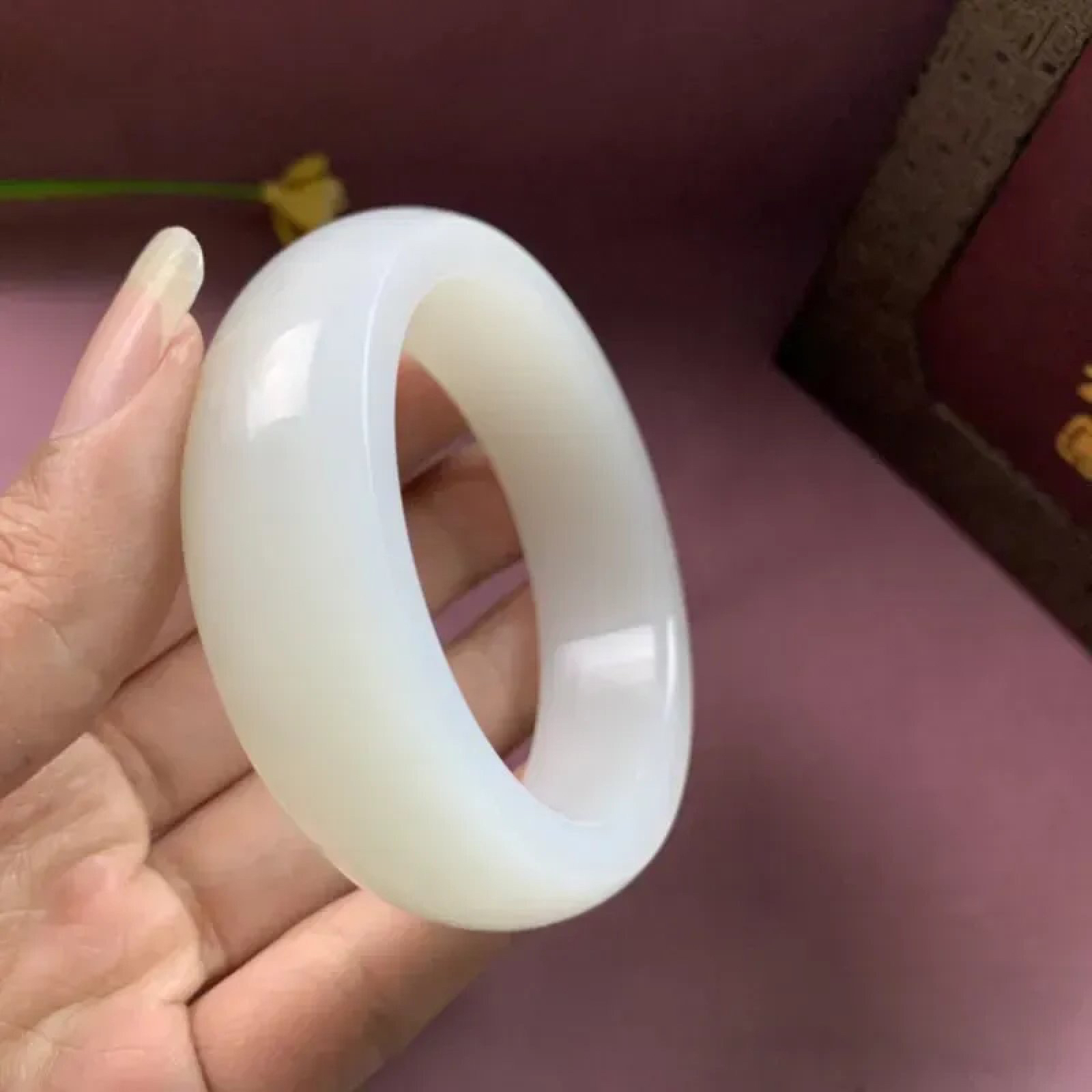 60.5圈口和田玉羊脂白宽版手镯，镯型古朴典雅。在诗情画意的雨巷相遇，你是我腕间的一抹风情，有你眸有深情.清风荡漾湖间静水，我愿俯身低眉，在烟波涟漪处寻