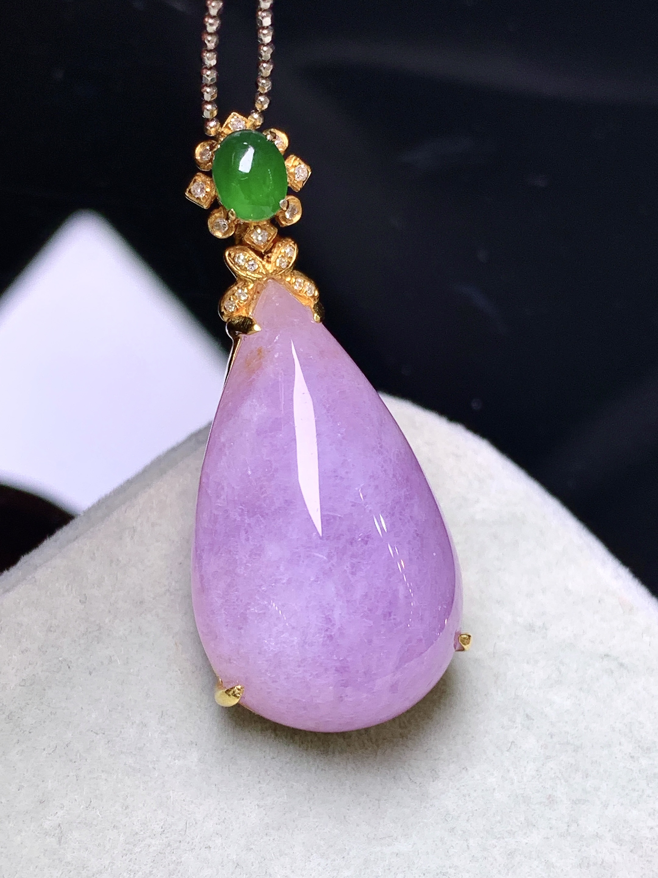18k金钻镶嵌紫罗兰水滴吊坠 玉质细腻 色泽艳丽清新 水润亮眼 整体尺寸34.8*15*9.6j2