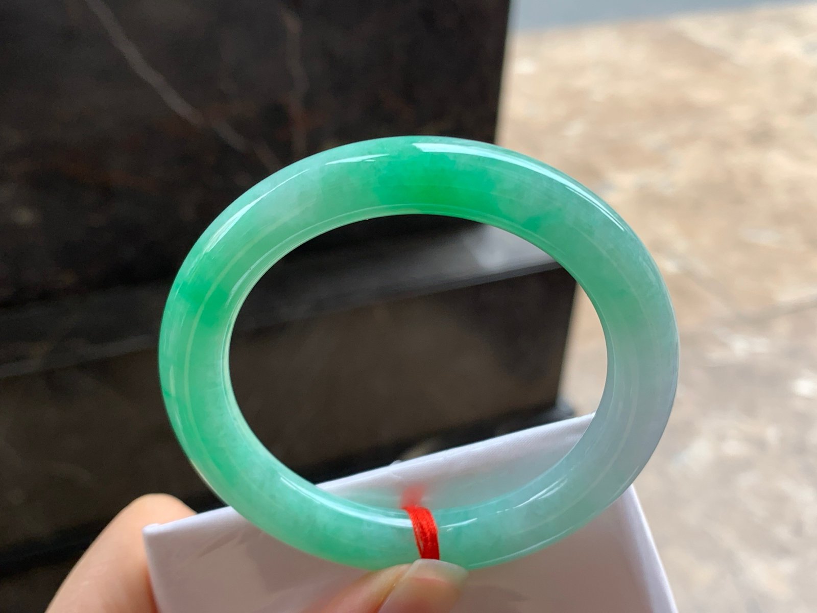 52.5-9.5

阳绿色圆条手镯^_^色阳