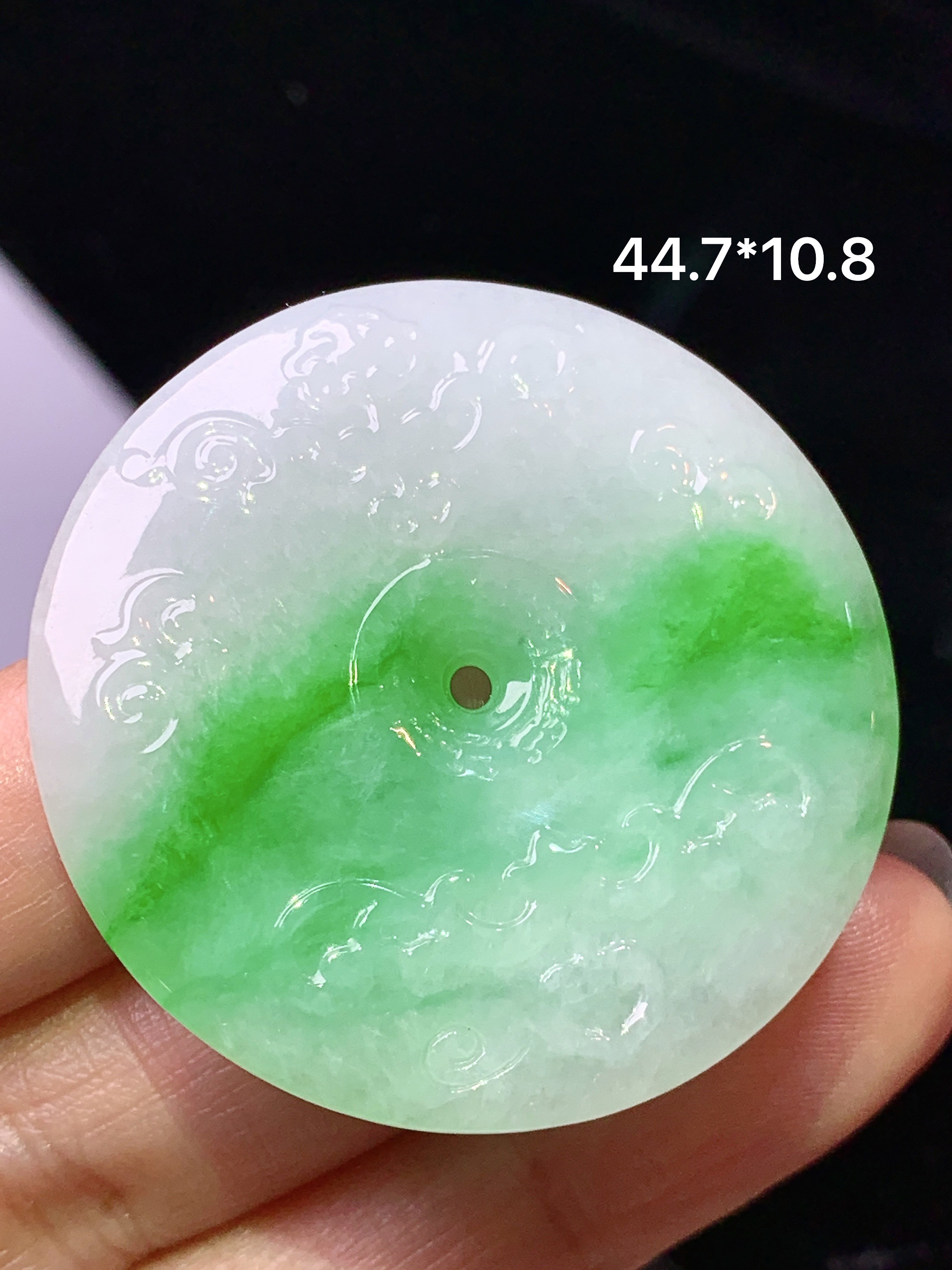 飘绿平安扣吊坠 玉质细腻 色泽艳丽清新 水润亮眼 整体尺寸44.7*10.8w1