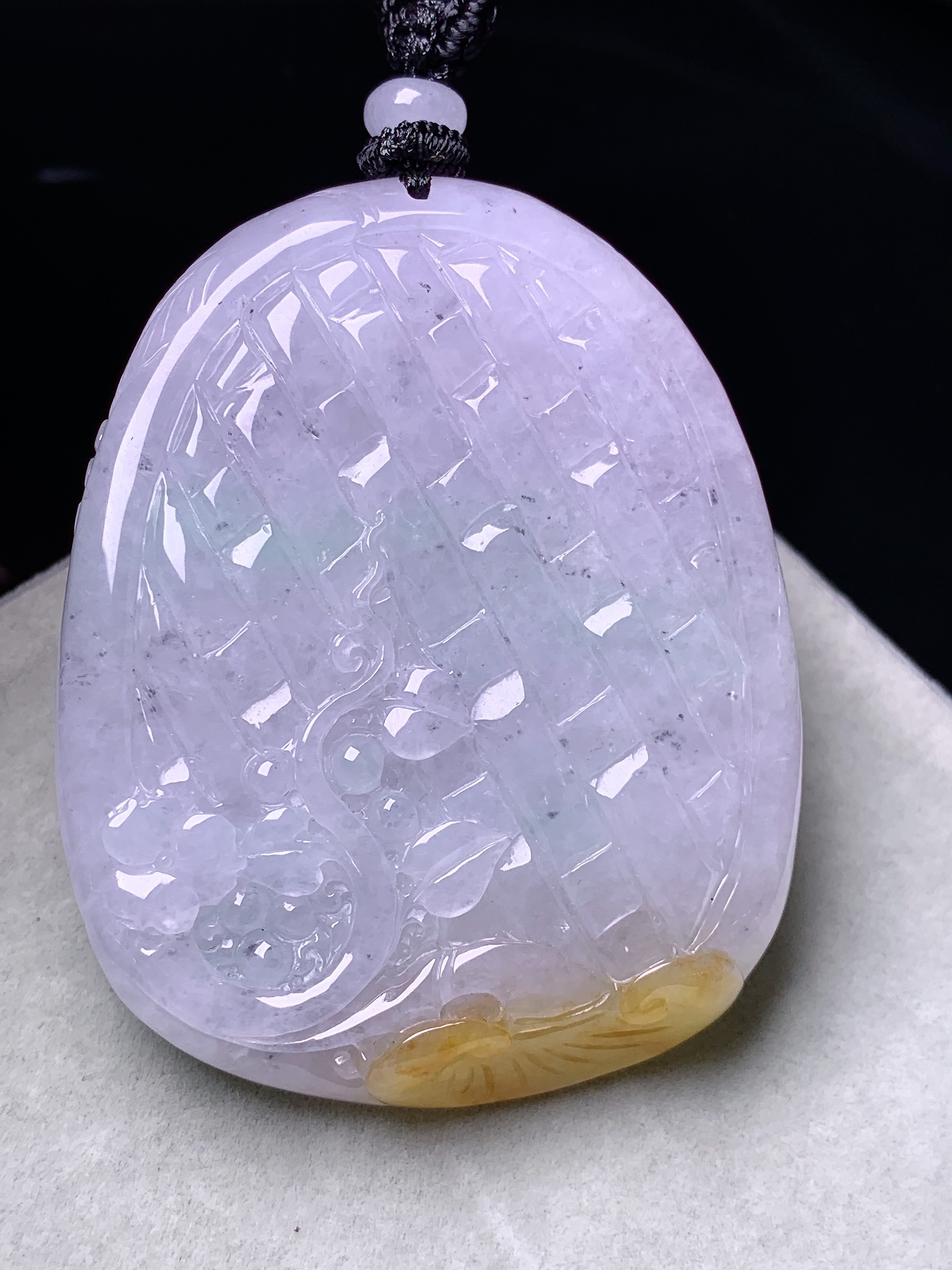 飘绿花开富贵牌吊坠 玉质细腻 色泽艳丽清新 水润亮眼 整体尺寸64*51.3*15.3w1