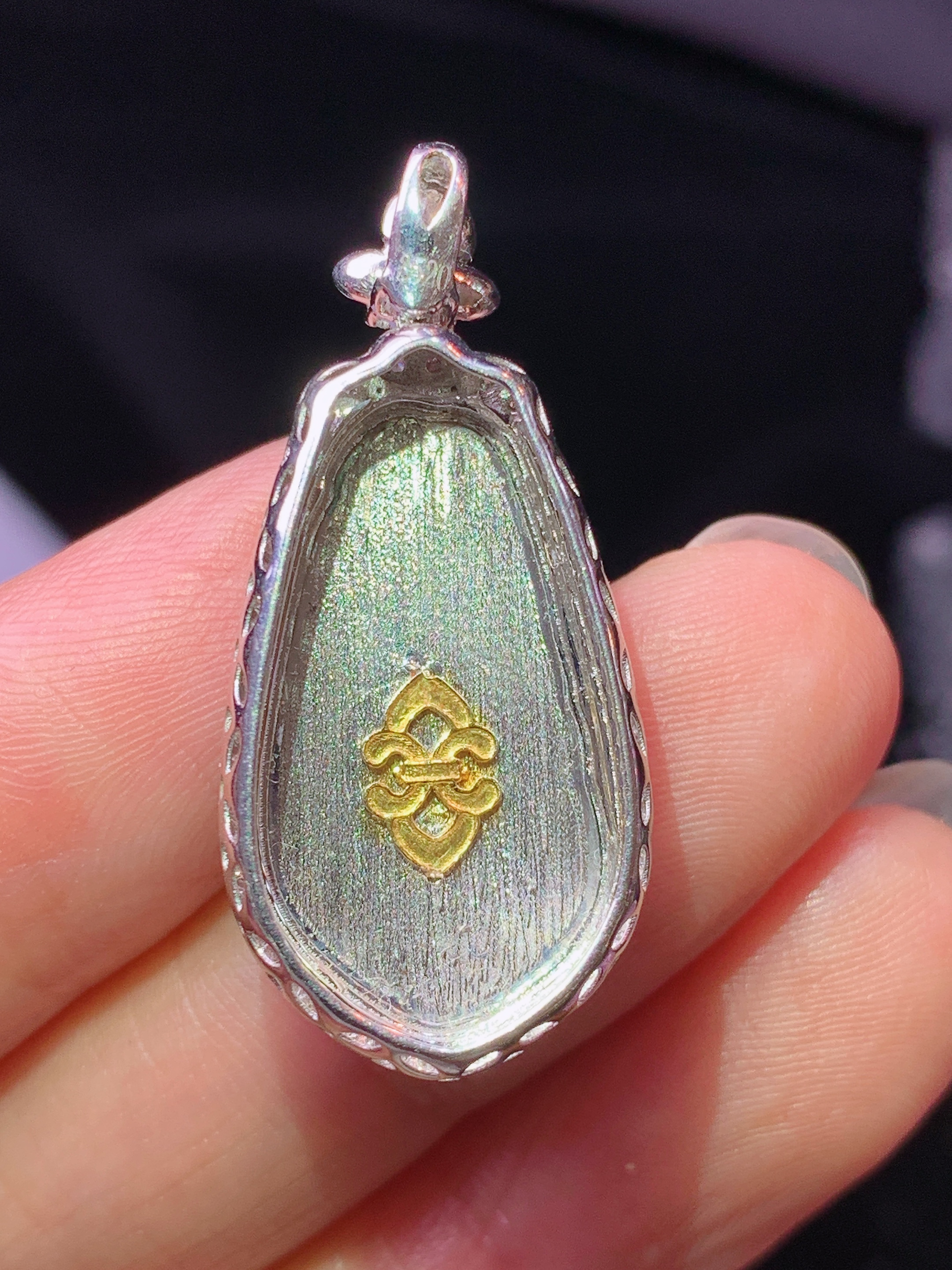 18k金钻镶嵌冰阳绿福瓜吊坠 玉质细腻 色泽艳丽清新 水润亮眼 整体尺寸32.3*14.5*7j2