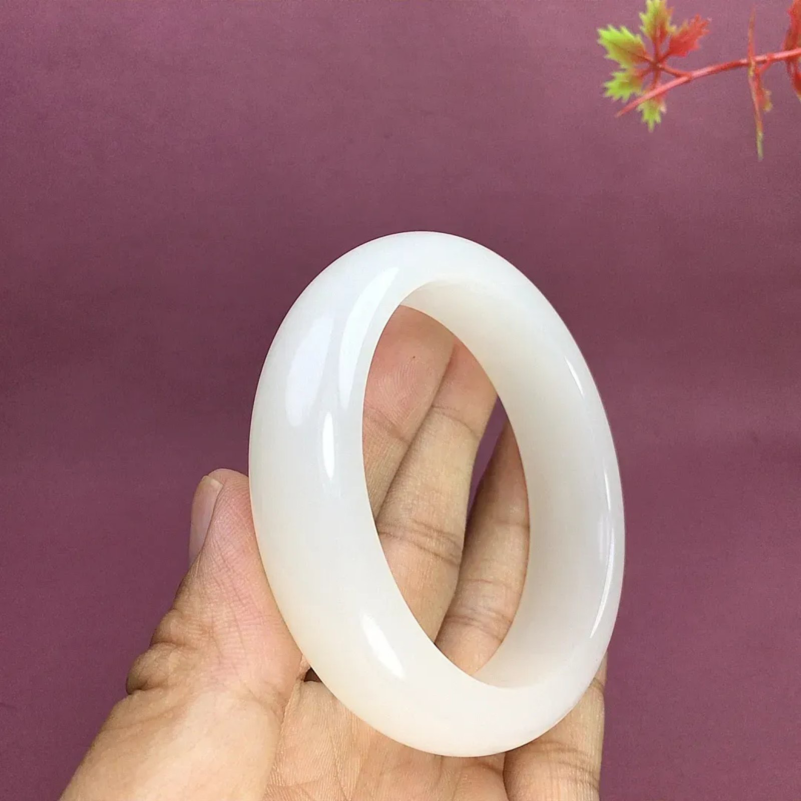 59圈口和田玉羊脂白宽版手镯，镯型古朴典雅。在诗情画意的雨巷相遇，你是我腕间的一抹风情，有你眸有深情.清风荡漾湖间静水，我愿俯身低眉，在烟波涟漪处寻