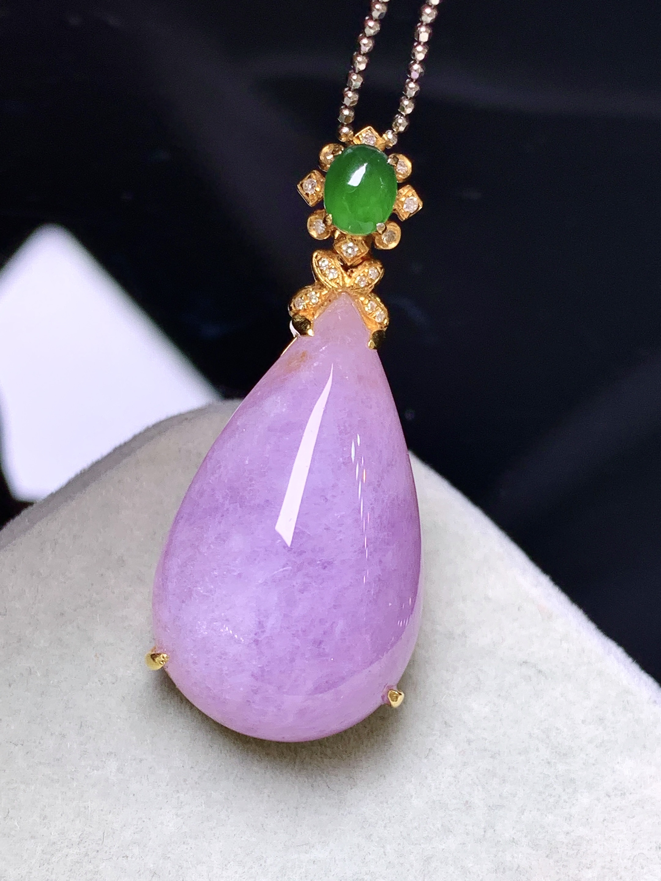 18k金钻镶嵌紫罗兰水滴吊坠 玉质细腻 色泽艳丽清新 水润亮眼 整体尺寸34.8*15*9.6j2