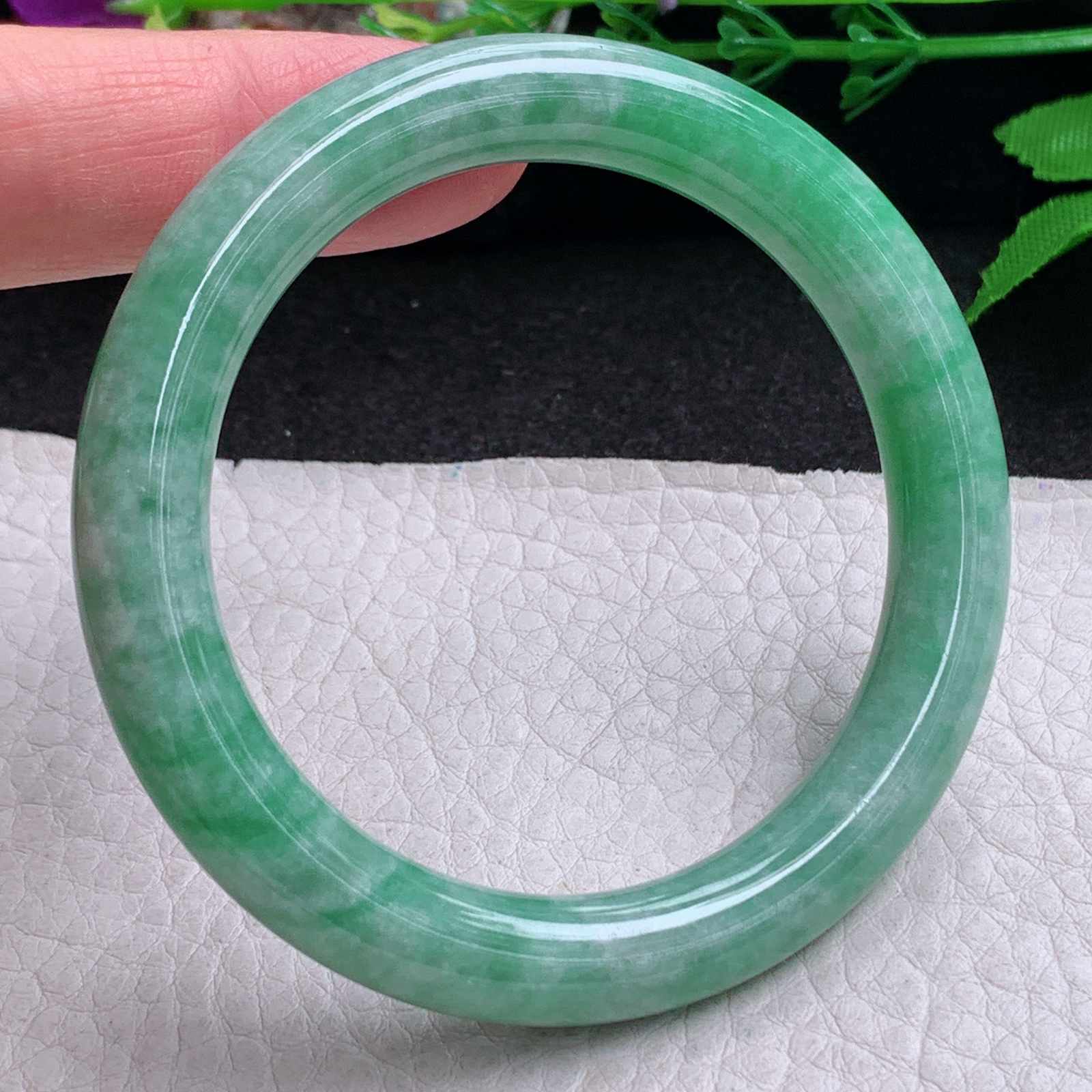 n小圈口52*8.8美人镯 缅甸翡翠a货手镯飘绿秀气圆条叮当镯