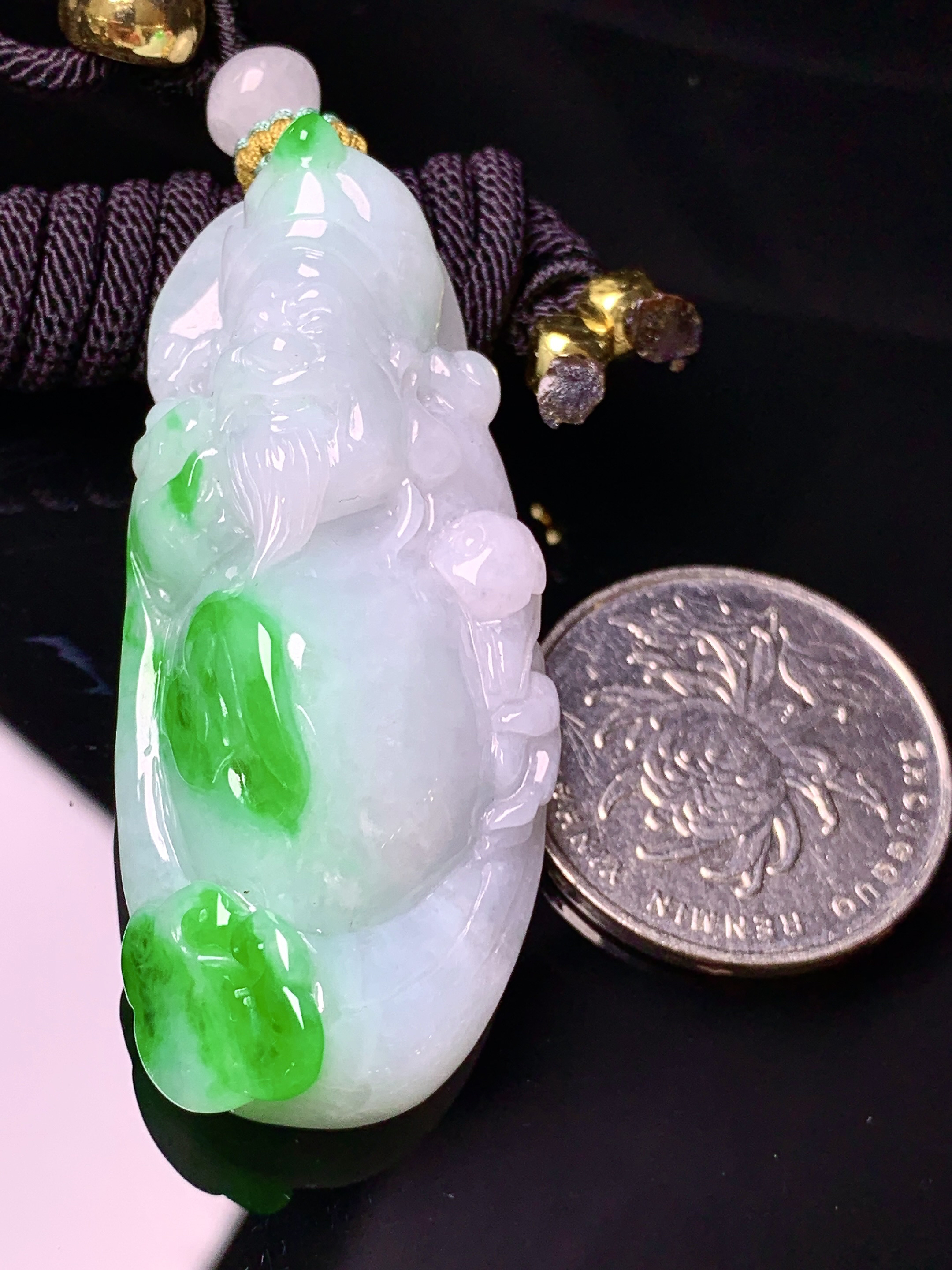 飘绿财神吊坠 玉质细腻 色泽艳丽清新 水润亮眼 整体尺寸56.7*28*17.8w1
