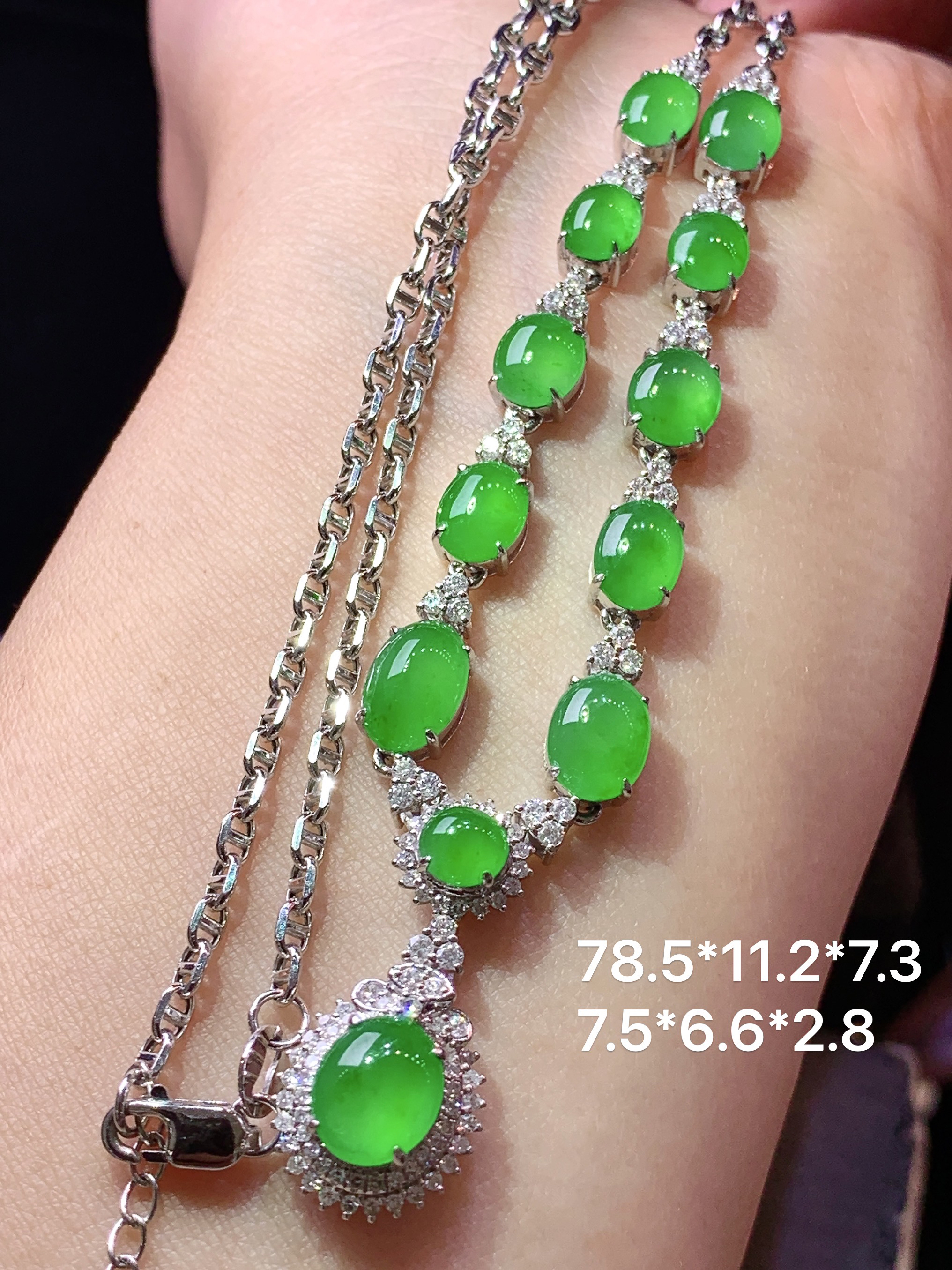 18k金钻镶嵌冰阳绿蛋面项链 玉质细腻 色泽艳丽清新 水润亮眼 整体尺寸78.5*11.2*7.3L2