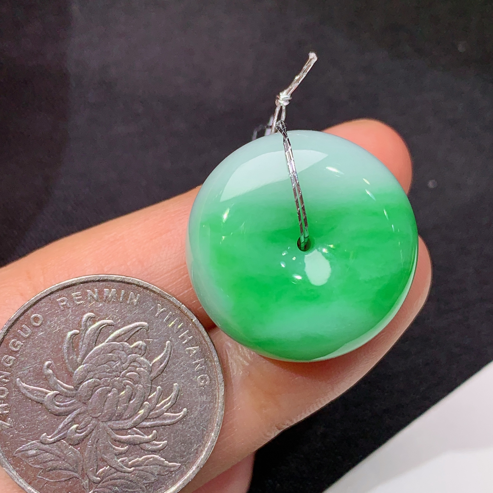 冰飘绿平安扣，冰冰润润，玉质细腻，种水足，Qx 尺寸22.9*11.5