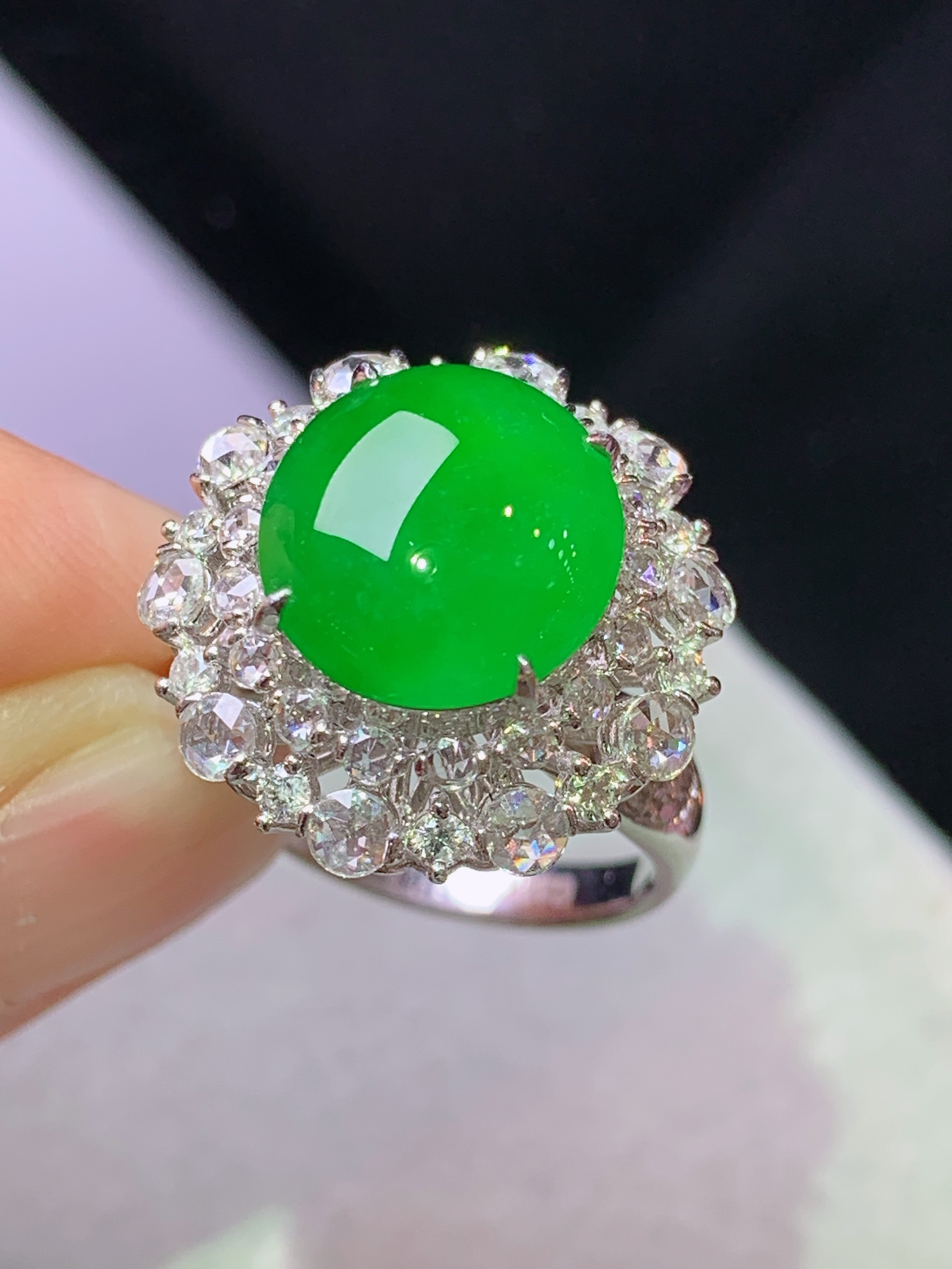 8k金钻镶嵌冰满绿蛋面戒指 玉质细腻 色泽艳丽清新 水润亮眼 圈口14.5 整体尺寸19.5*18.5*13L3