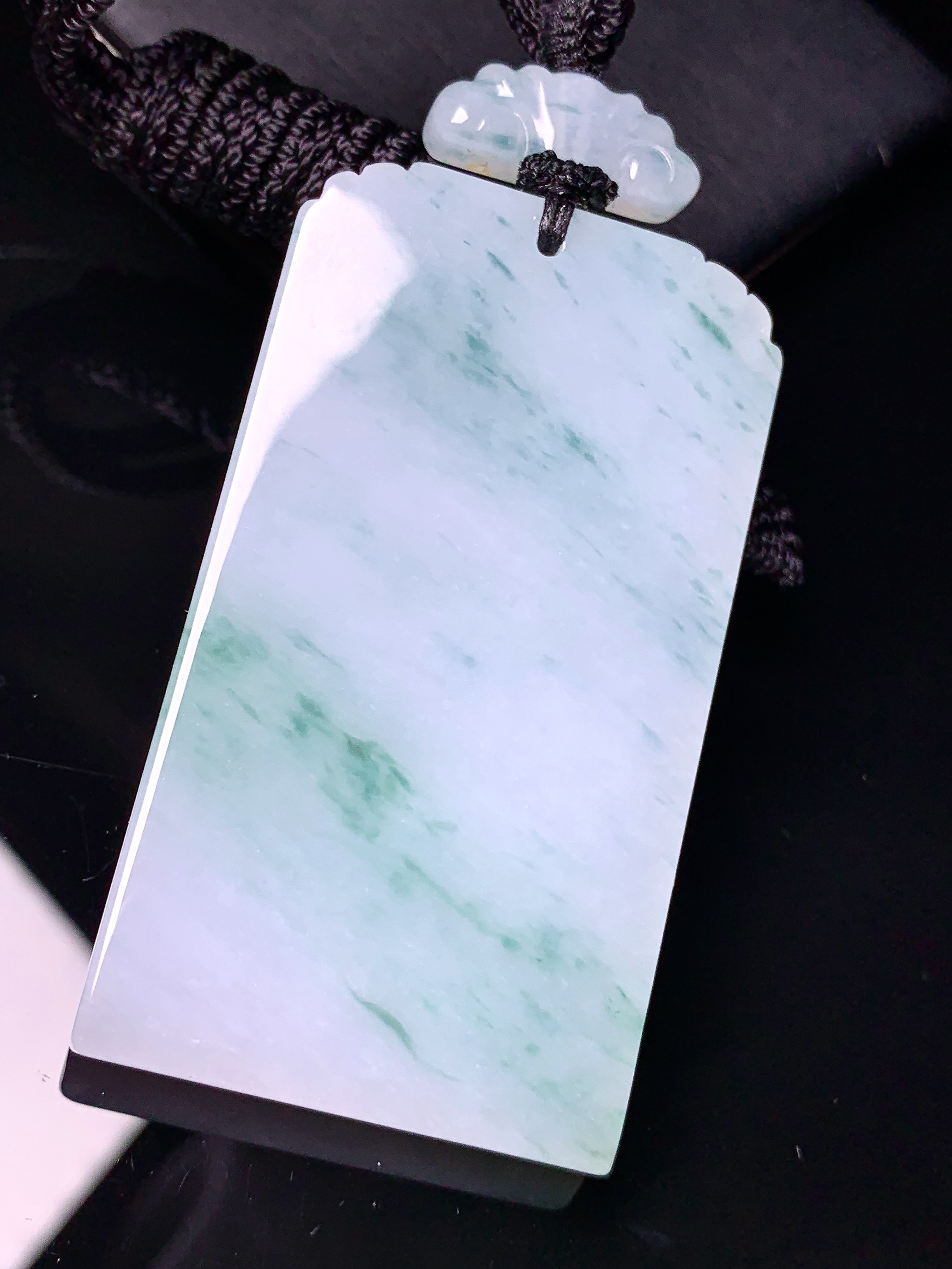 飘绿无事牌吊坠 玉质细腻 色泽艳丽清新 水润亮眼 整体尺寸59.2*32.8*5.8L1