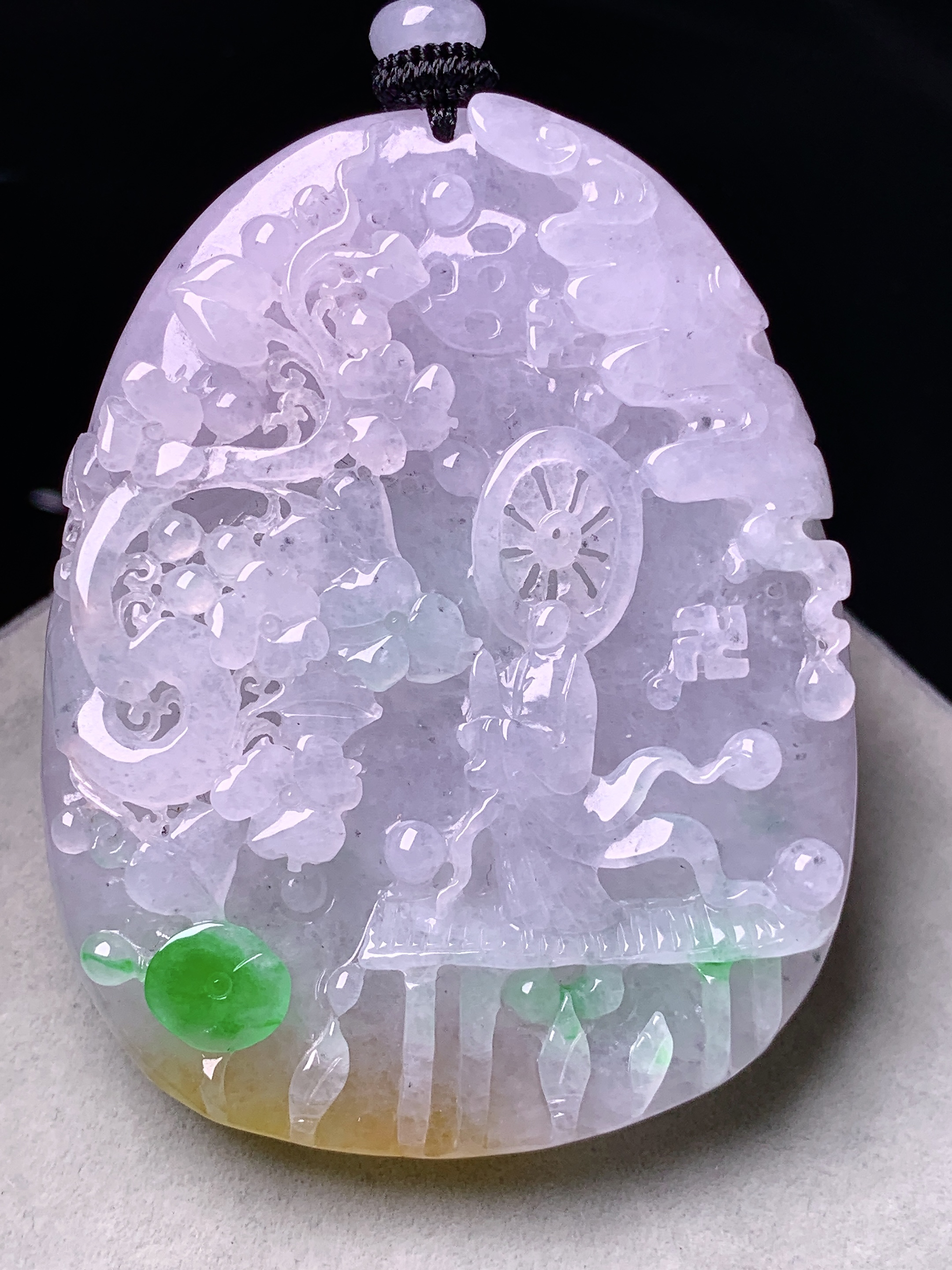 飘绿花开富贵牌吊坠 玉质细腻 色泽艳丽清新 水润亮眼 整体尺寸64*51.3*15.3w1