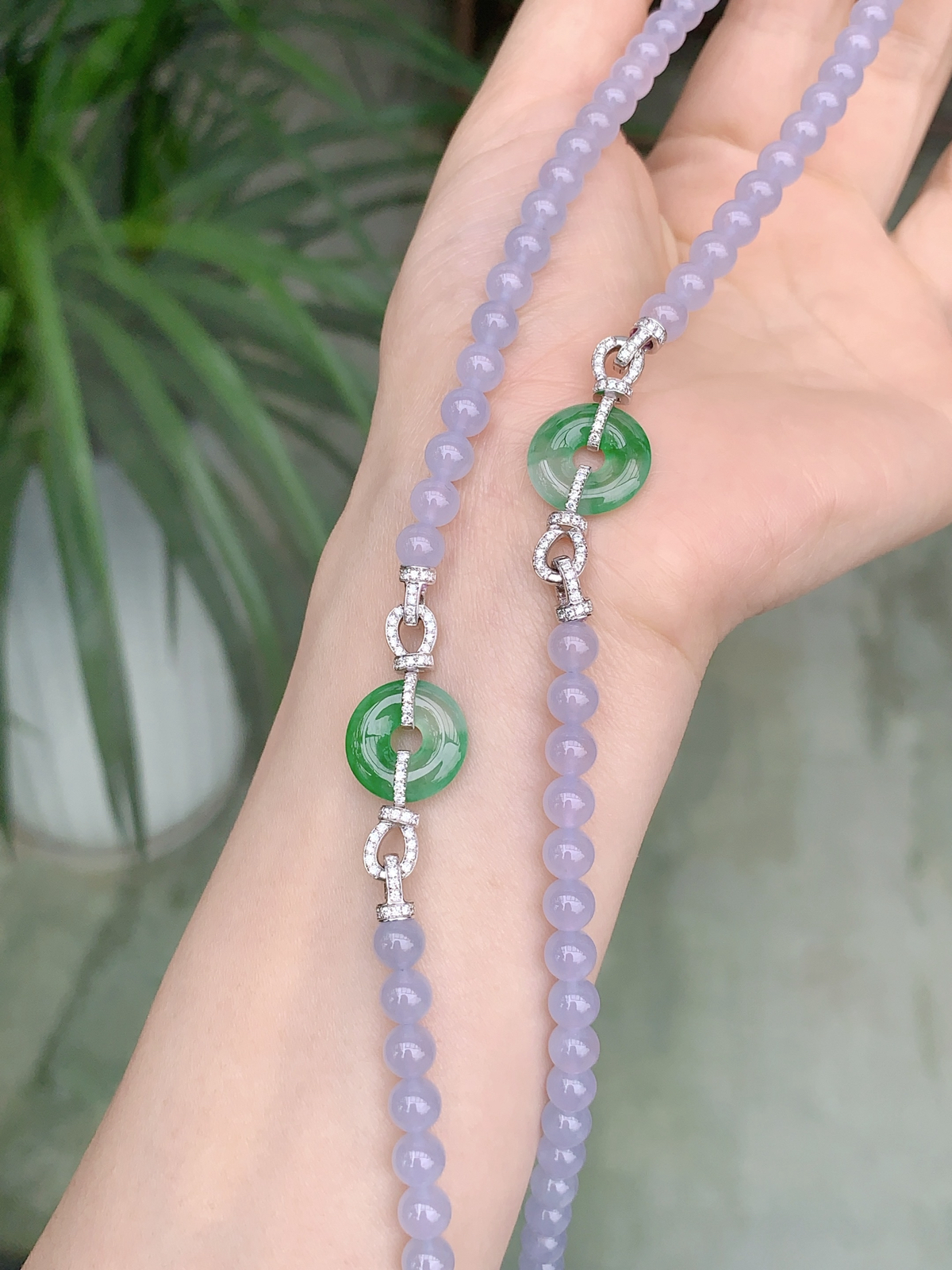 ️把春日的温柔紫调戴在身上＃冰润的紫罗兰翡翠珠链️搭配阳绿平安扣，一眼心动〰️..