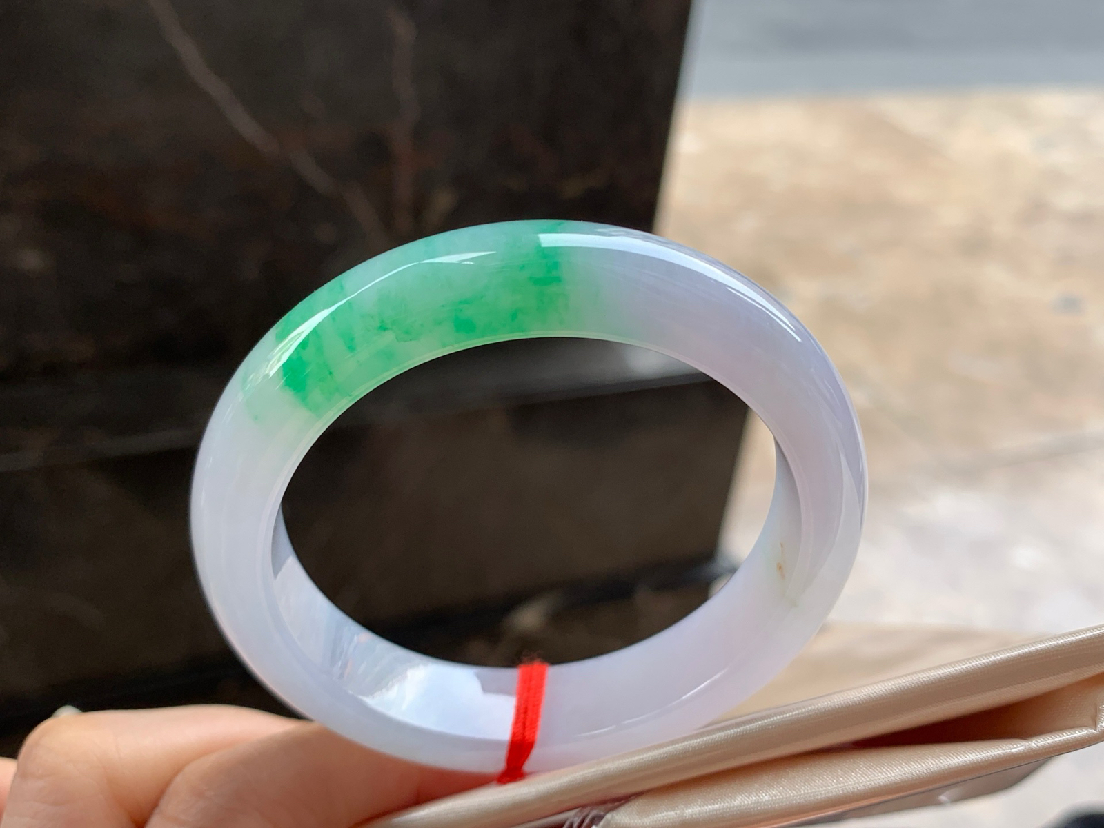 54.5-12.7-8.7

阳绿色手镯^_^玉质温润