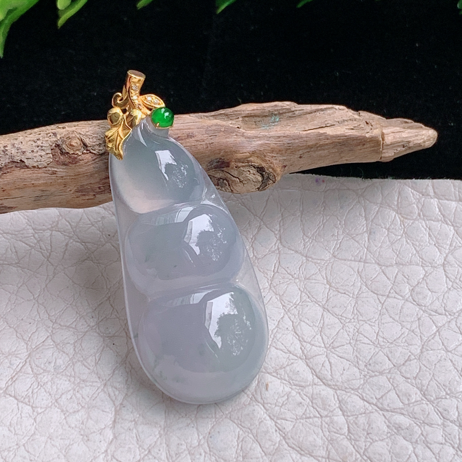 axm实拍40.6*17.3*4.8缅甸翡翠冰纯饱满平安豆 四季豆玉吊坠