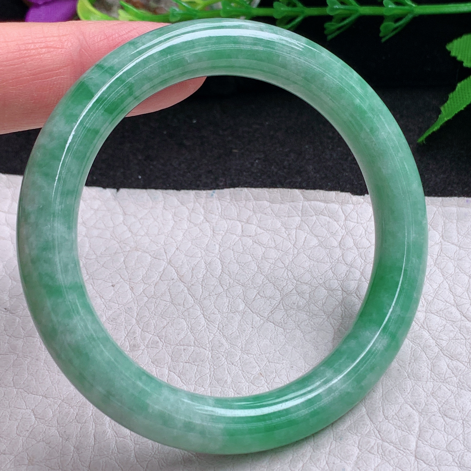 n小圈口52*8.8美人镯 缅甸翡翠a货手镯飘绿秀气圆条叮当镯