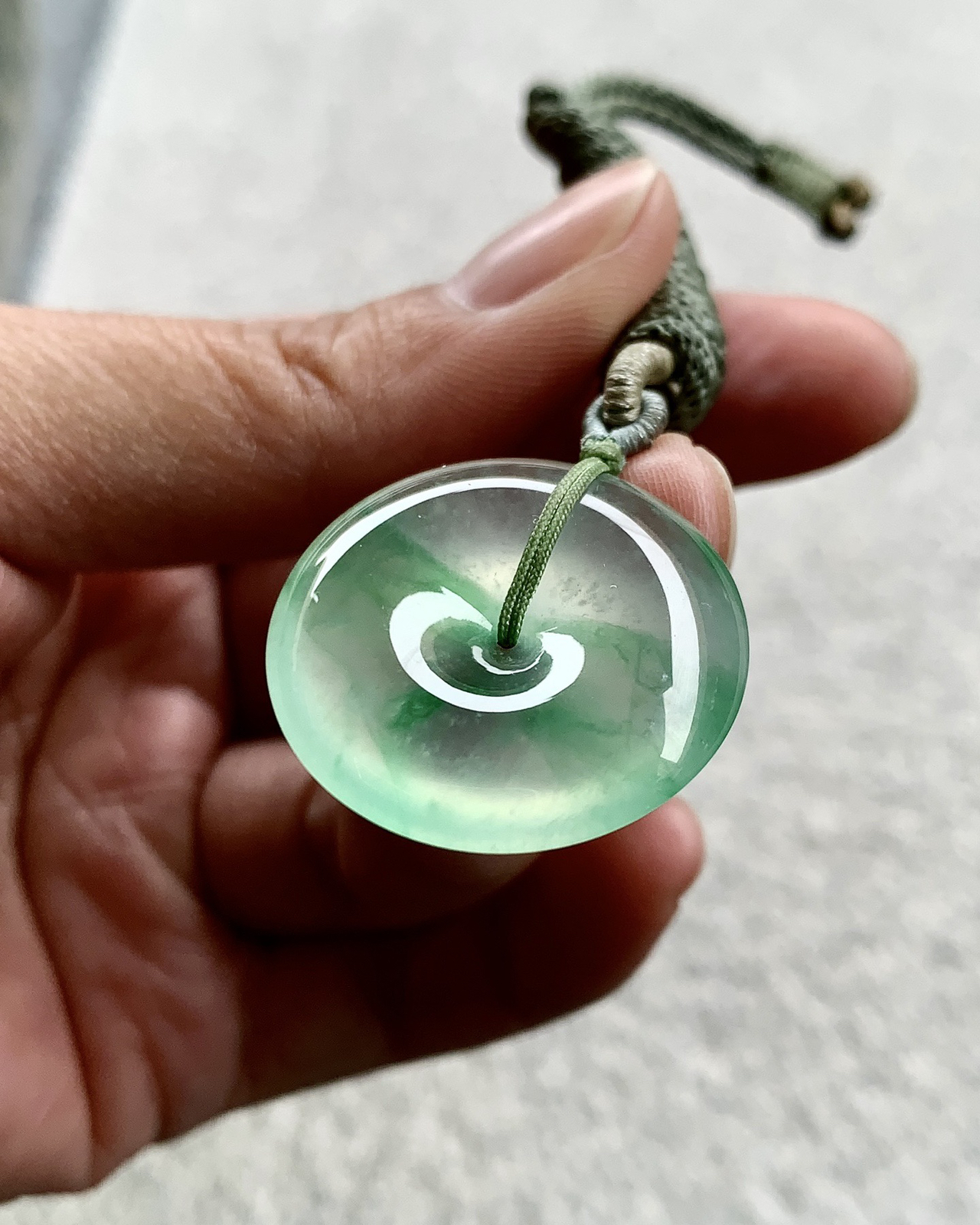 ️ 冰绿平安扣，种质通透起胶，灵动自然，色泽清透而不失鲜活
尺寸25.9×5.6..