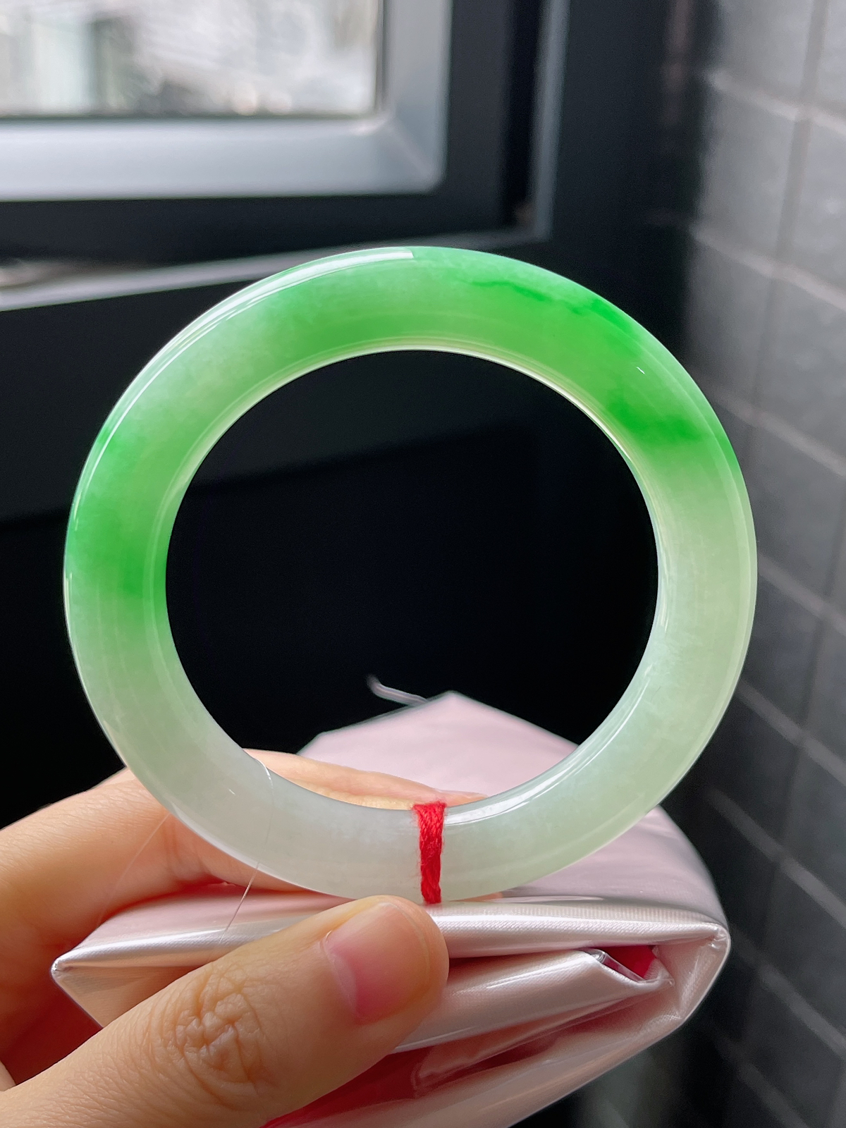 圆镯55圈口，翡翠冰糯种飘绿手镯