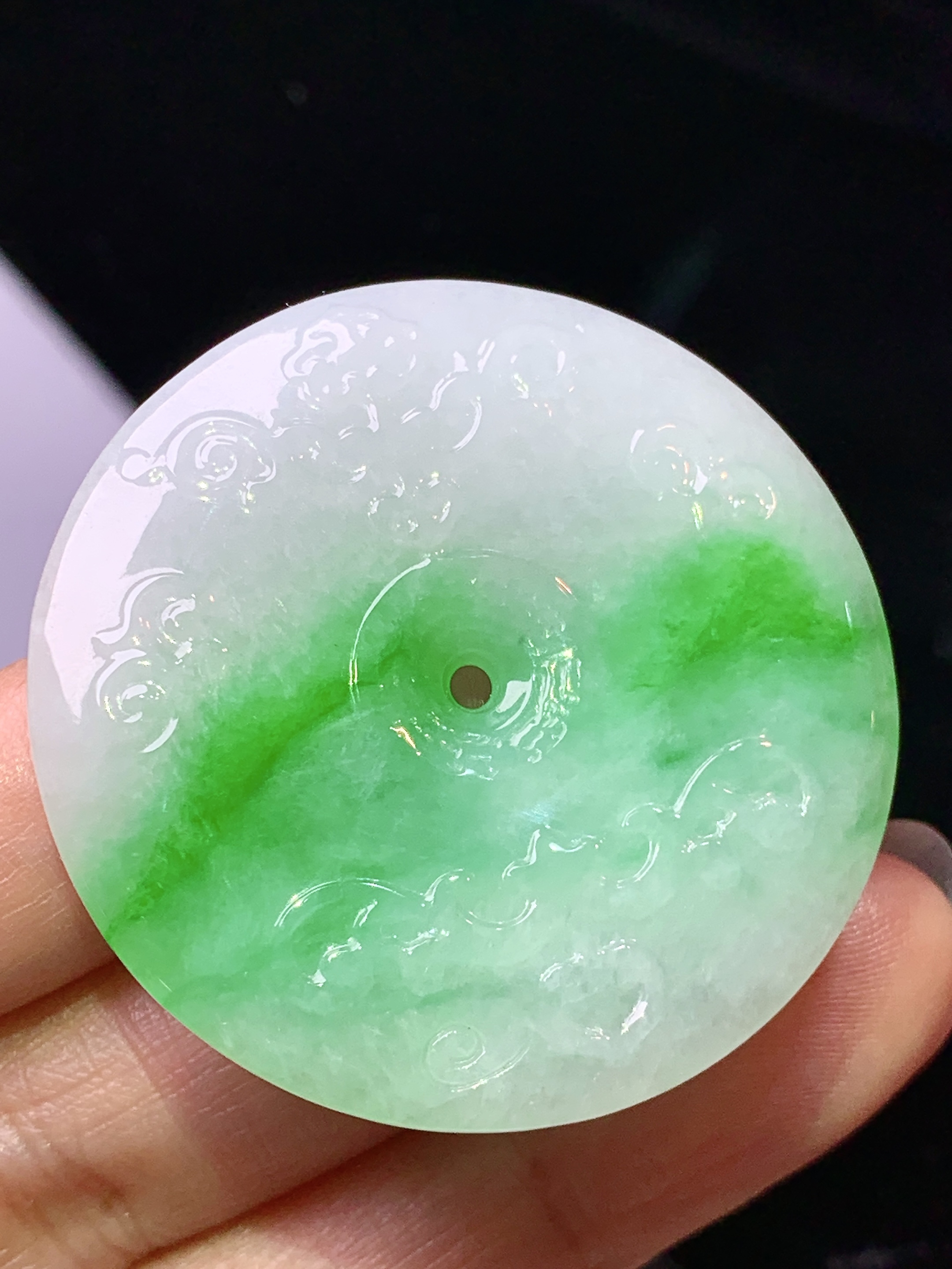 飘绿平安扣吊坠 玉质细腻 色泽艳丽清新 水润亮眼 整体尺寸44.7*10.8w1