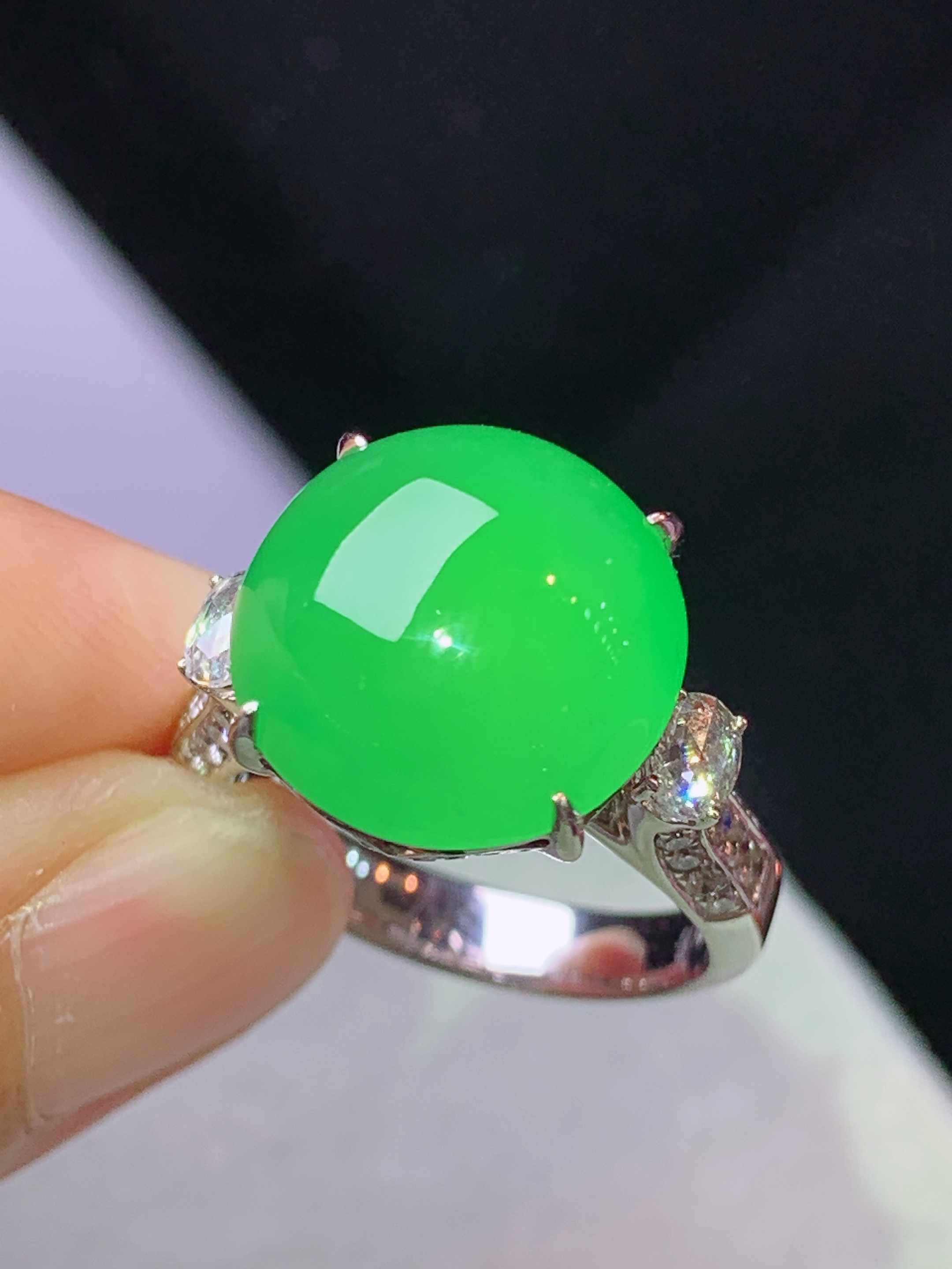 8k金钻镶嵌阳绿蛋面戒指 玉质细腻 色泽艳丽清新 水润亮眼 圈口14 裸石尺寸13.2*6s1