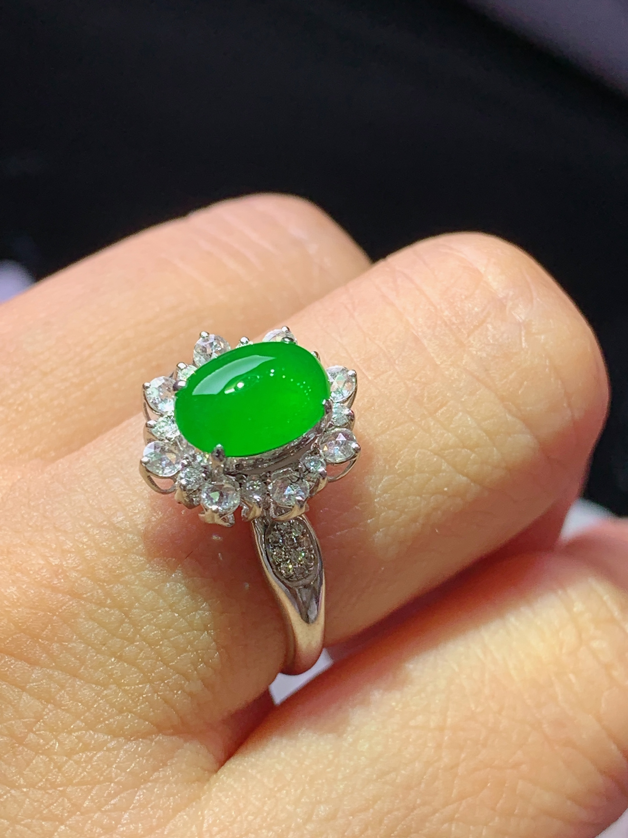 8k金钻镶嵌冰种满绿蛋面戒指 玉质细腻 色泽艳丽清新 水润亮眼 圈口14 整体尺寸13.3*12*10h2