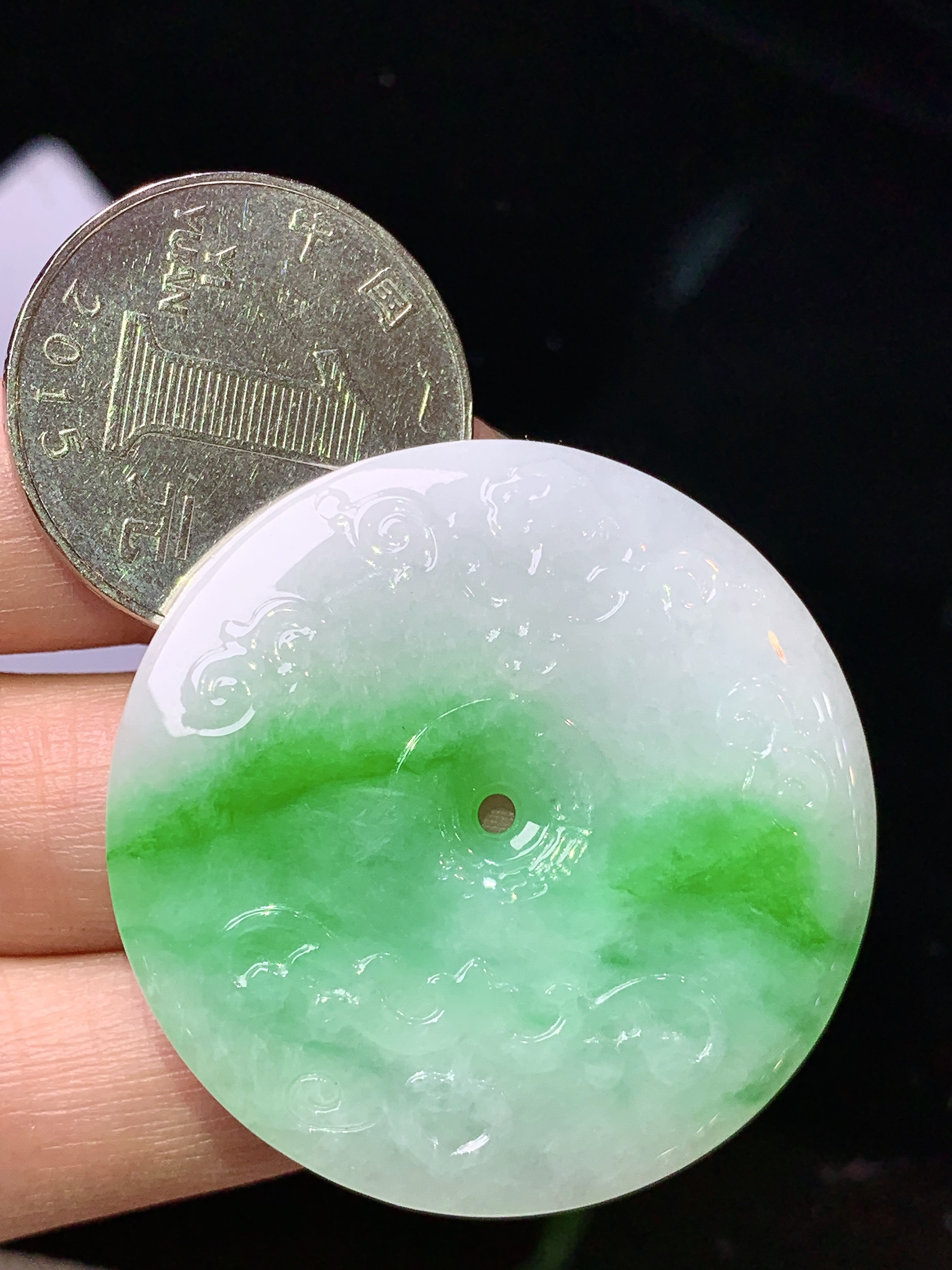 飘绿平安扣吊坠 玉质细腻 色泽艳丽清新 水润亮眼 整体尺寸44.7*10.8w1