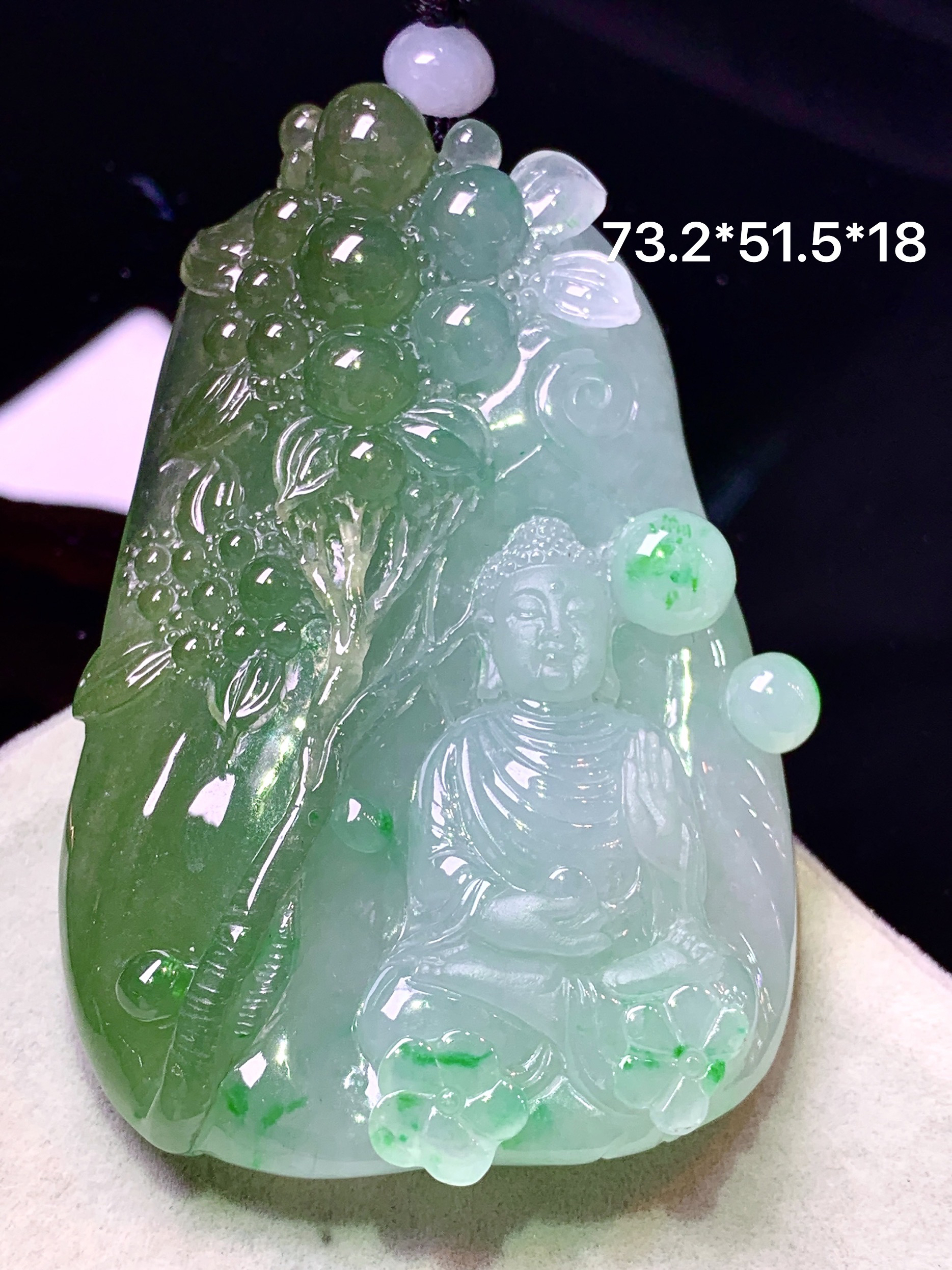 飘绿大日如来佛祖吊坠 玉质细腻 色泽艳丽清新 水润亮眼 整体尺寸73.2*51.5*18w1
