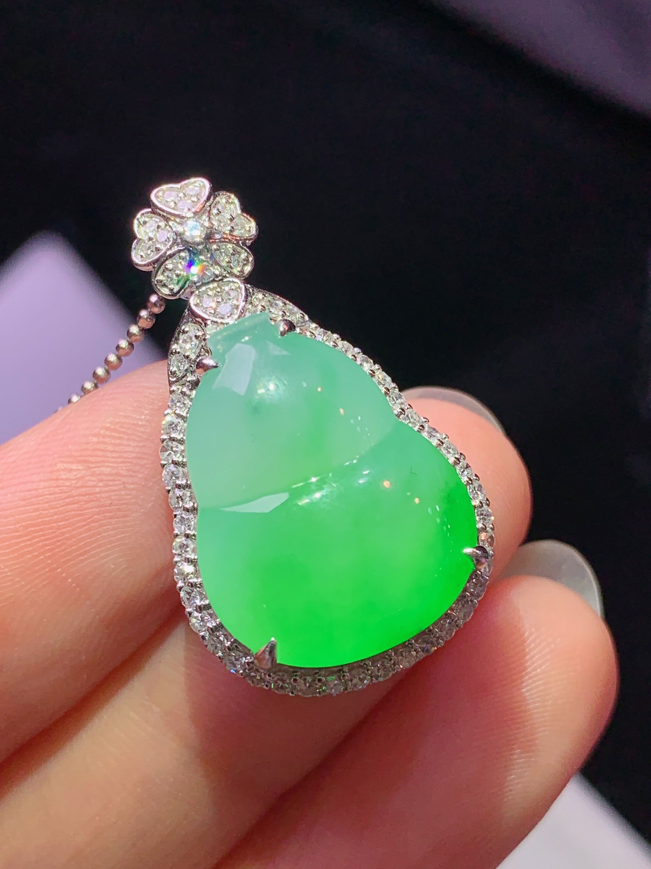 8k金钻镶嵌冰飘阳绿葫芦吊坠 玉质细腻 色泽艳丽清新 水润亮眼 整体尺寸28.8*17*9.8j2