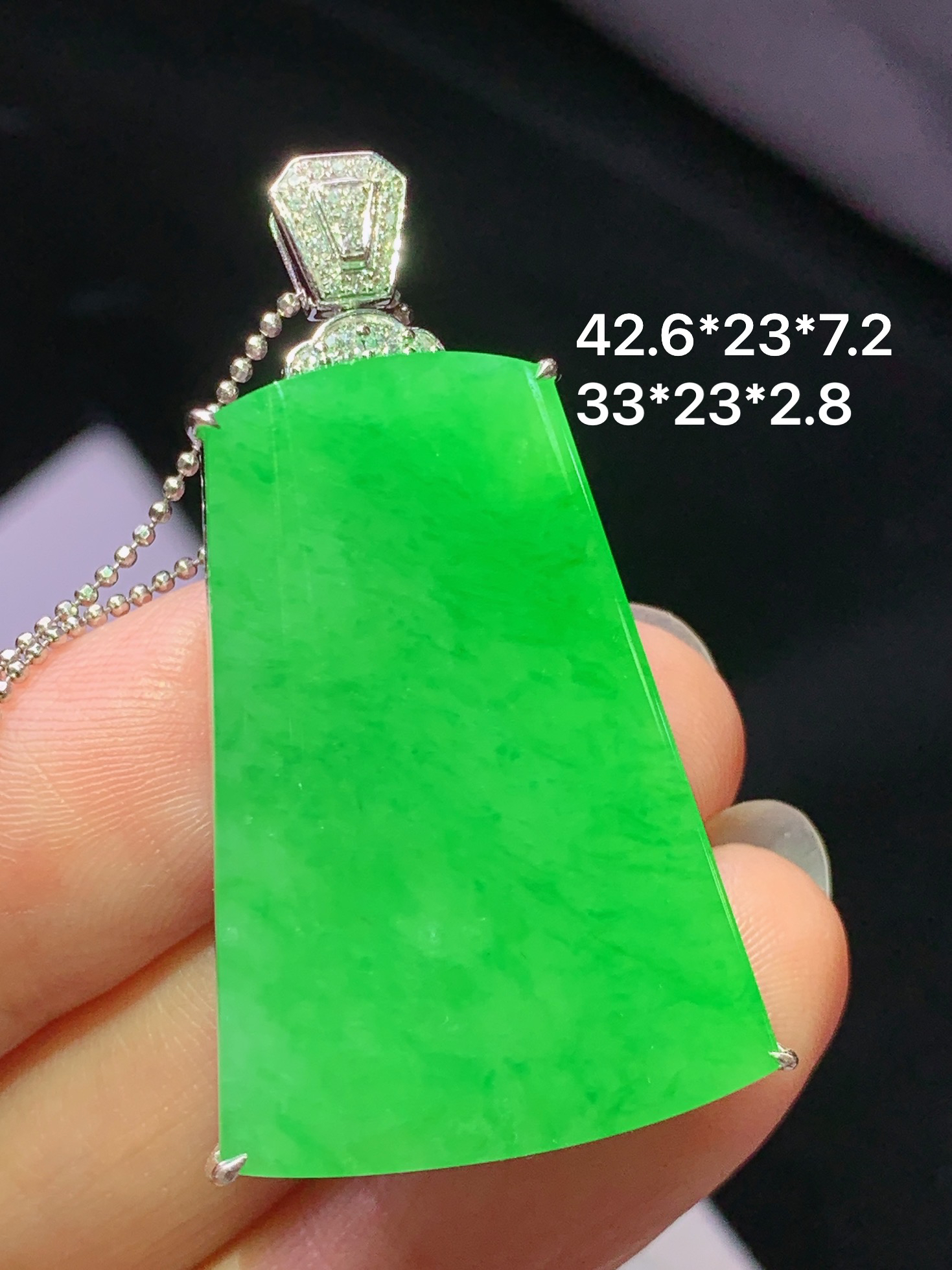 8k金钻镶嵌冰阳绿无事牌吊坠 玉质细腻 色泽艳丽清新 水润亮眼 整体尺寸42.6*23*7.2j2