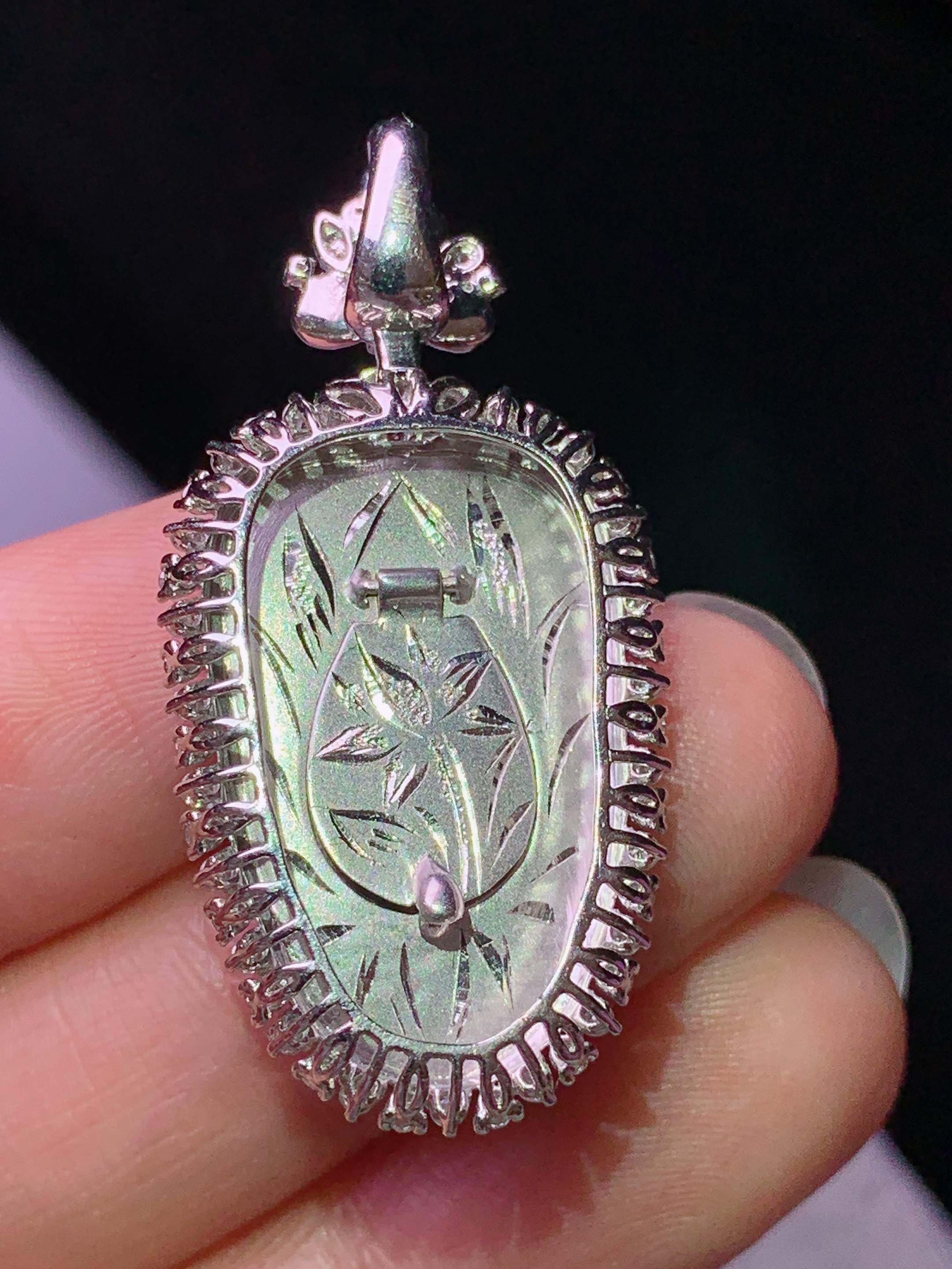 8k金钻镶嵌冰阳绿树叶吊坠 玉质细腻 色泽艳丽清新 水润亮眼 整体尺寸36.8*18.3*6.8h1